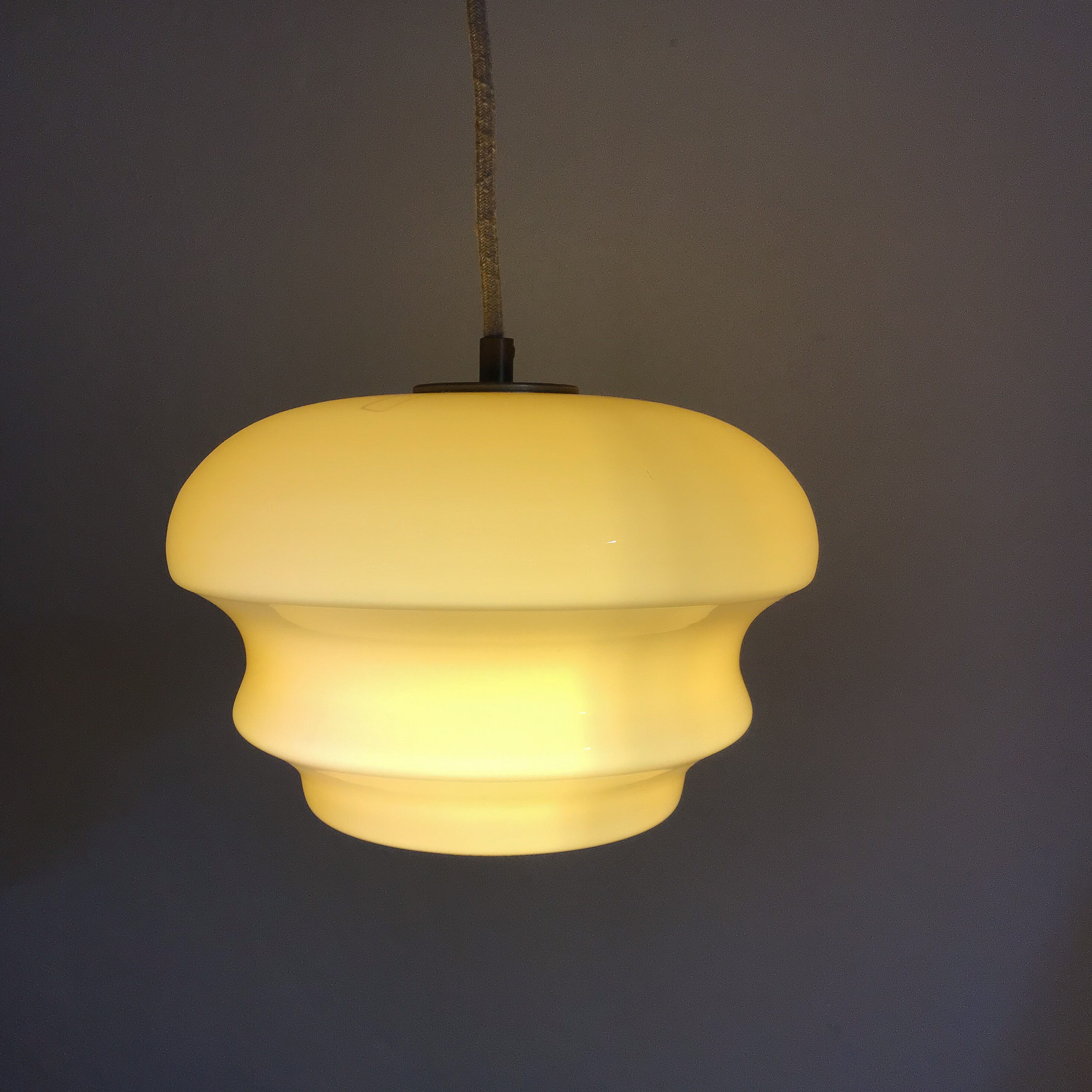 Suspension vintage opaline jaune moutarde