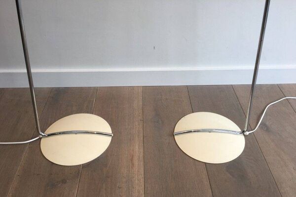 Paire de lampadaires de parquet design composés de bases en métal laqué, chrome et abat-jours design de plastique blancs