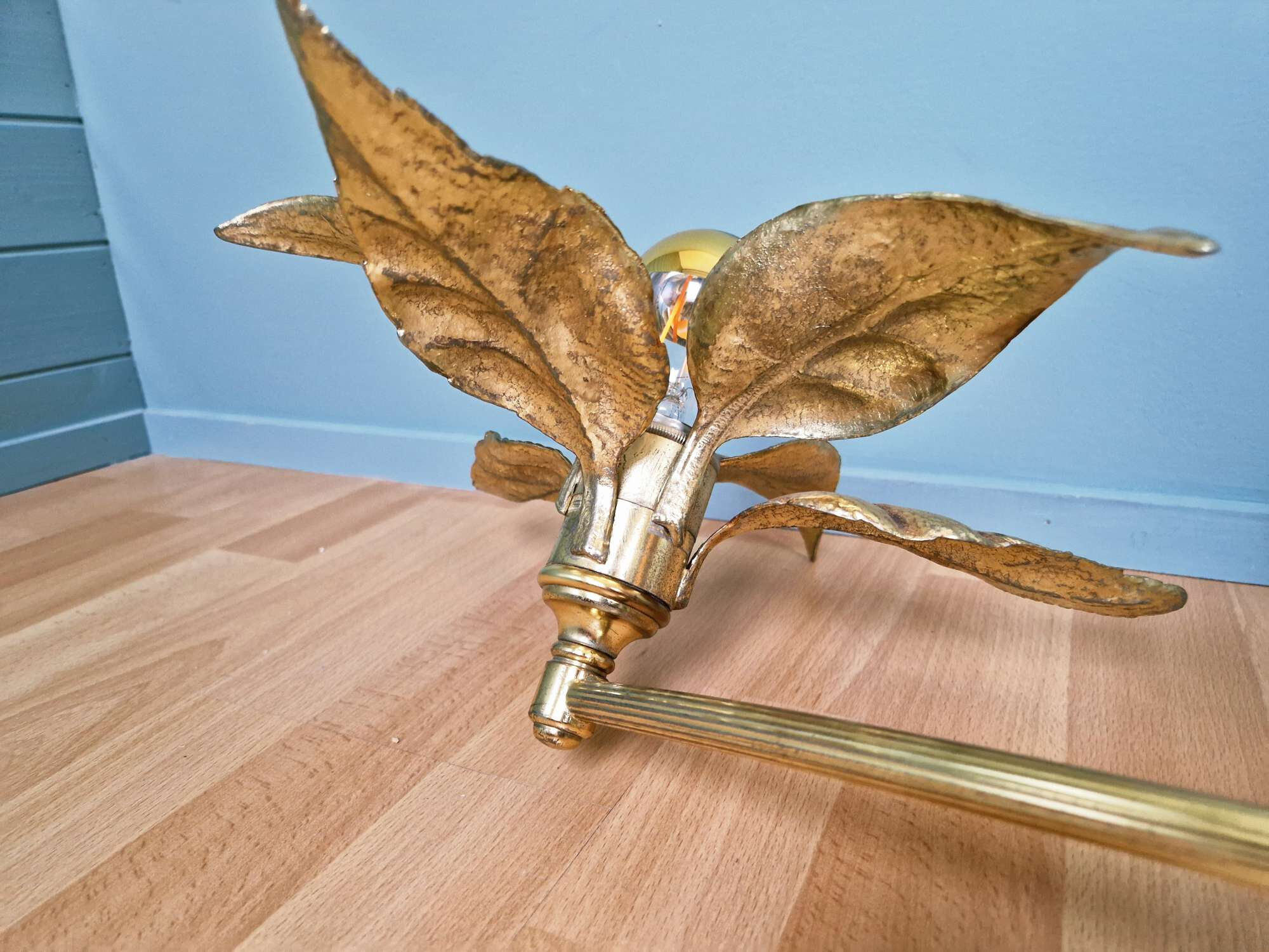 Large floral wall sconce in brass and gilded metal, Willy Daro, 1970.