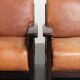 Ensemble de 2 fauteuils Art Déco en cuir de vache couleur cognac du 20e siècle.