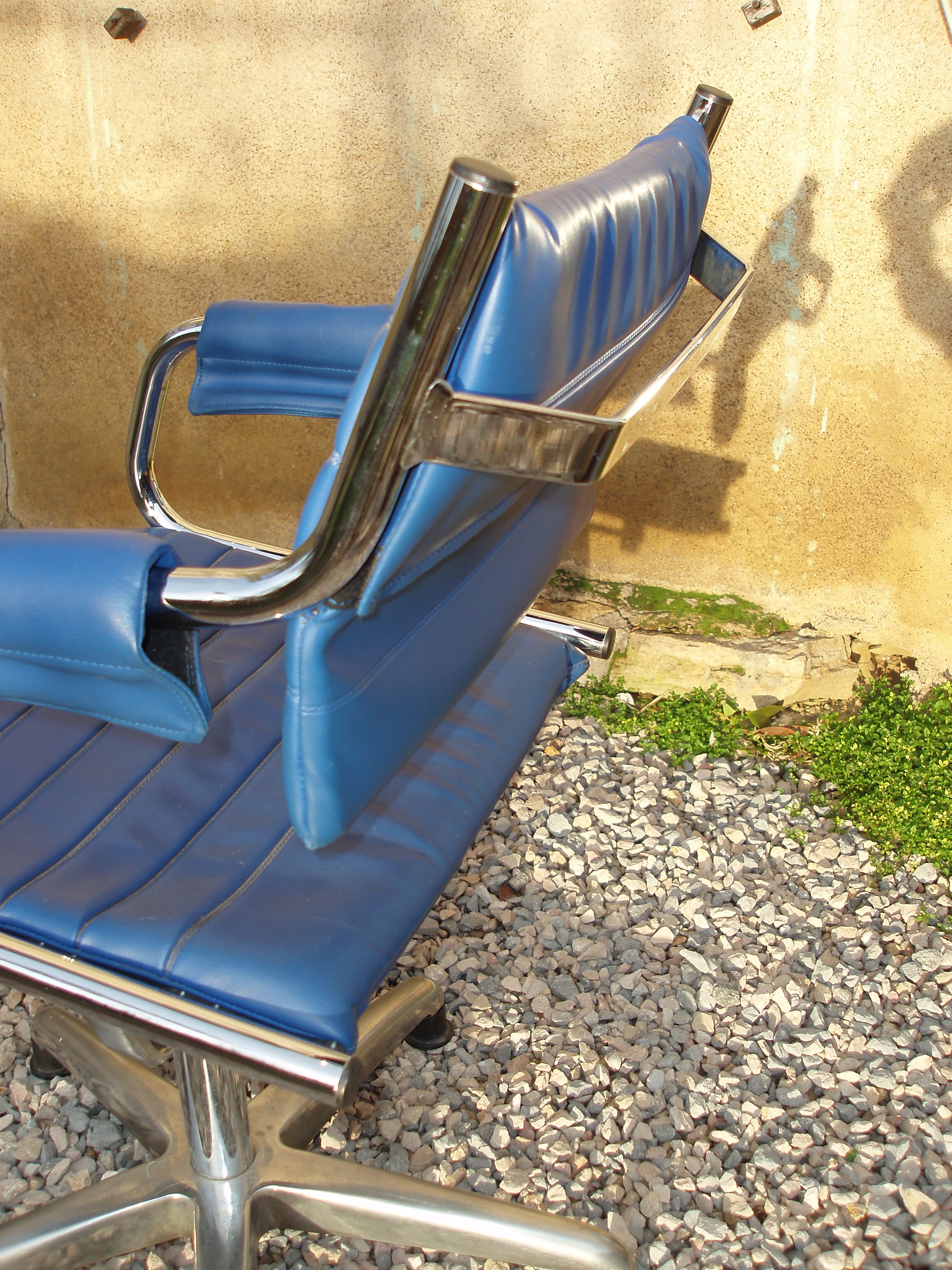Blue office chair of the 70s swivelling