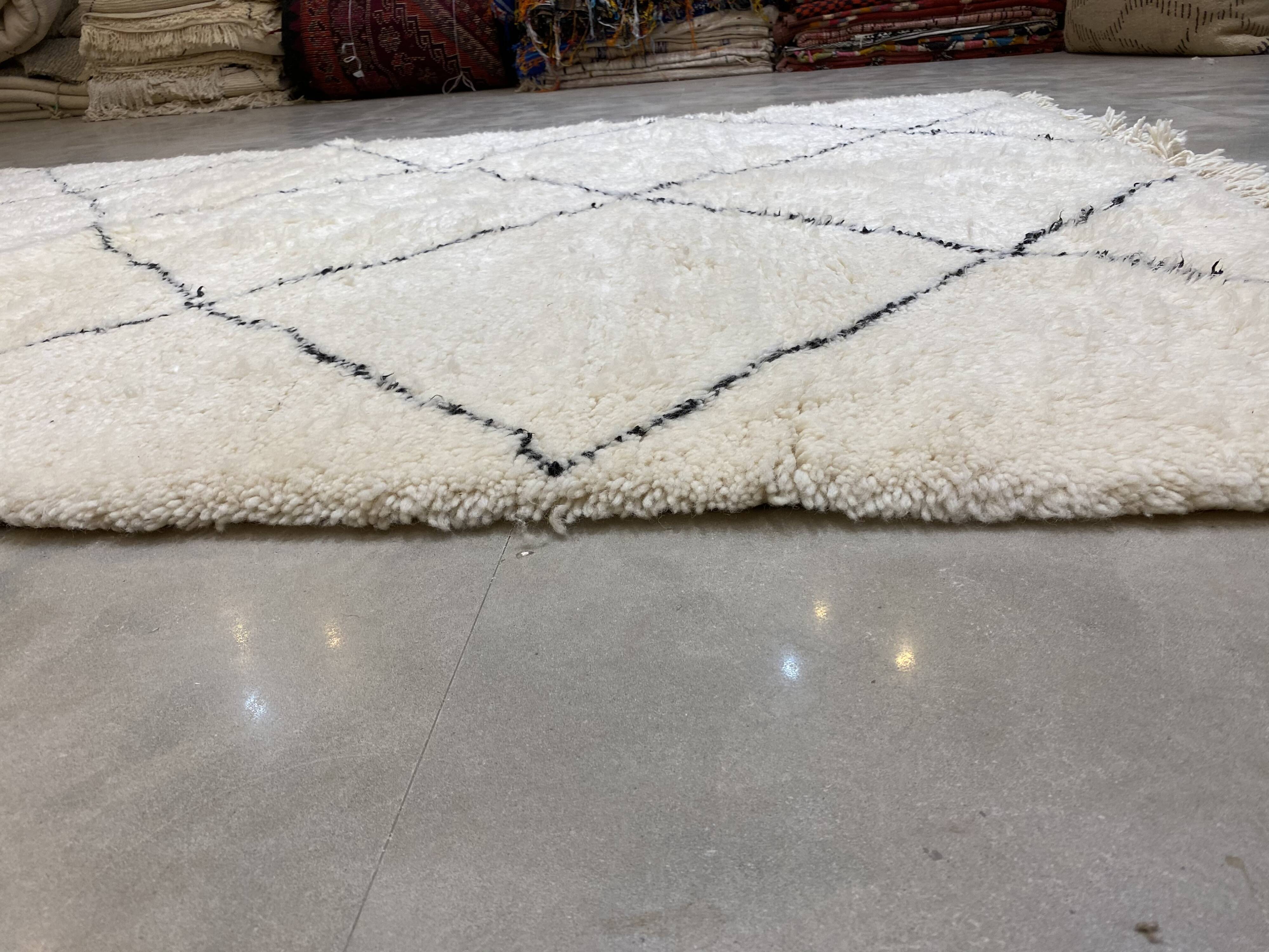 White/black berbere wool carpet  205x320cm