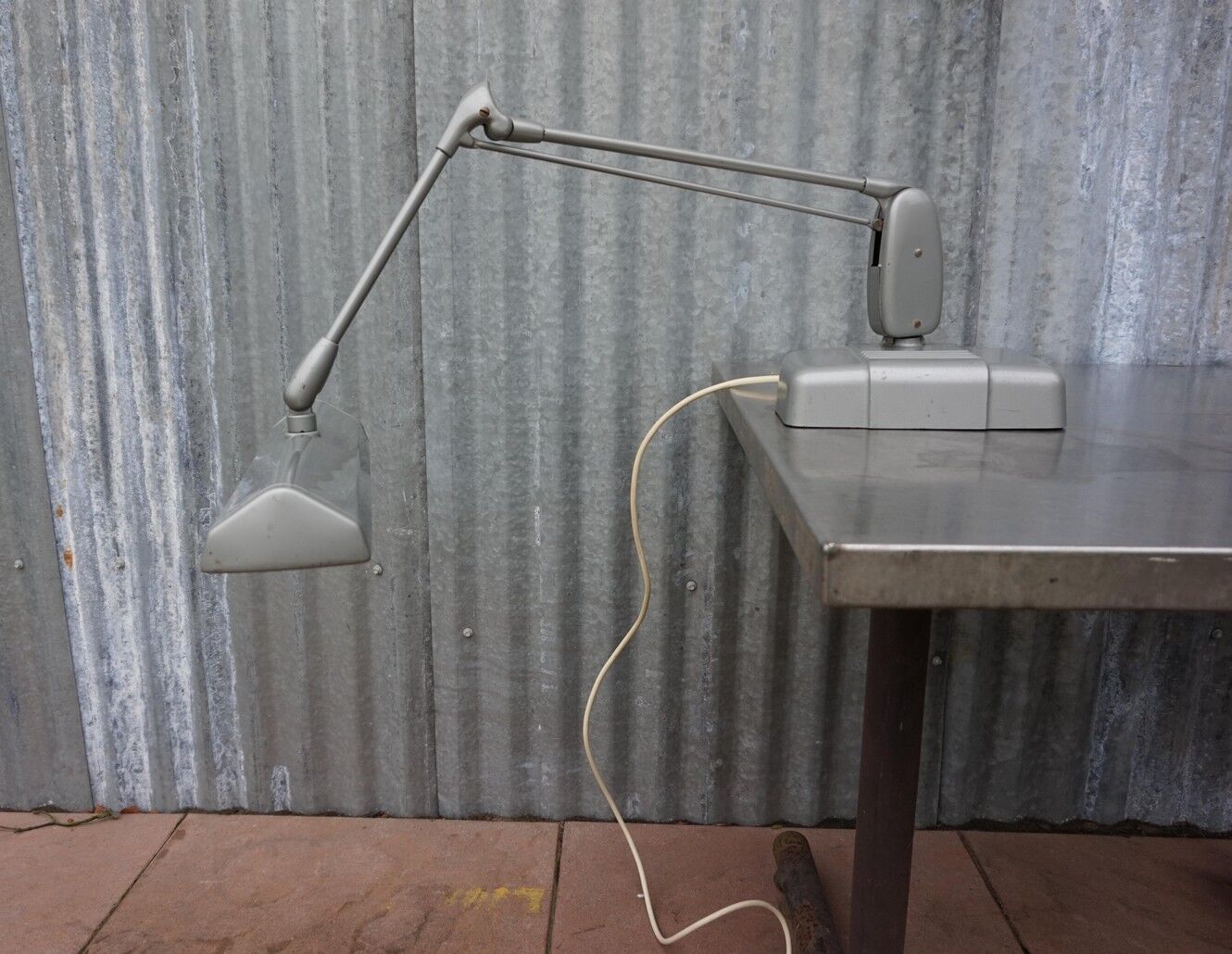 Floating industrial dazor desk lamp