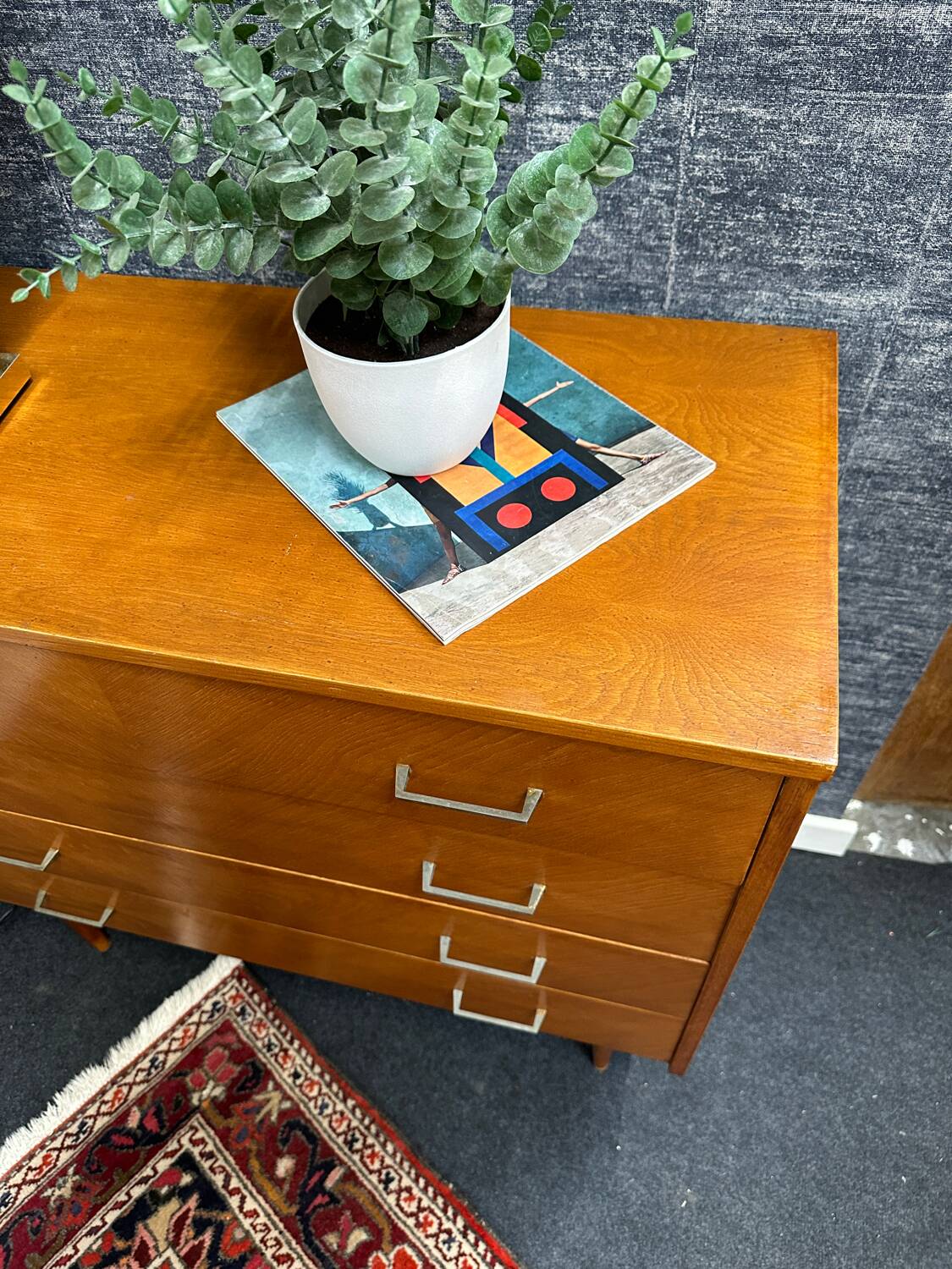 Commode vintage pieds fuseaux