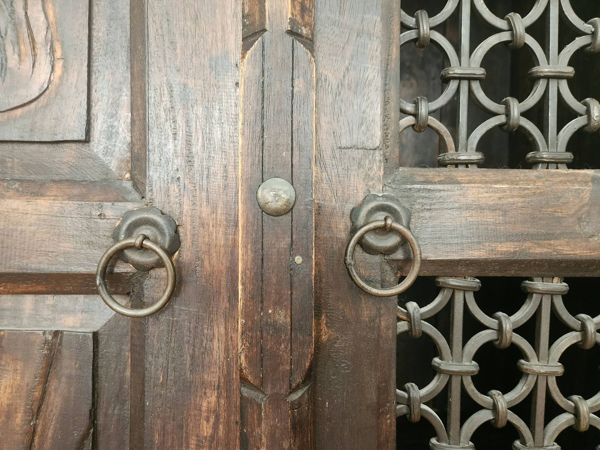 Massiv antik kolonial Schrank geschnitzt Holz Türen Gusseisen Gitter, Bali