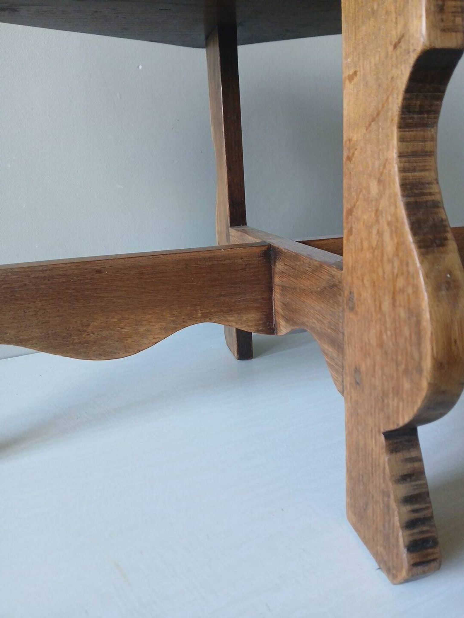 Brutalist coffee table from the 1950s – Solid oak – Handmade assembly