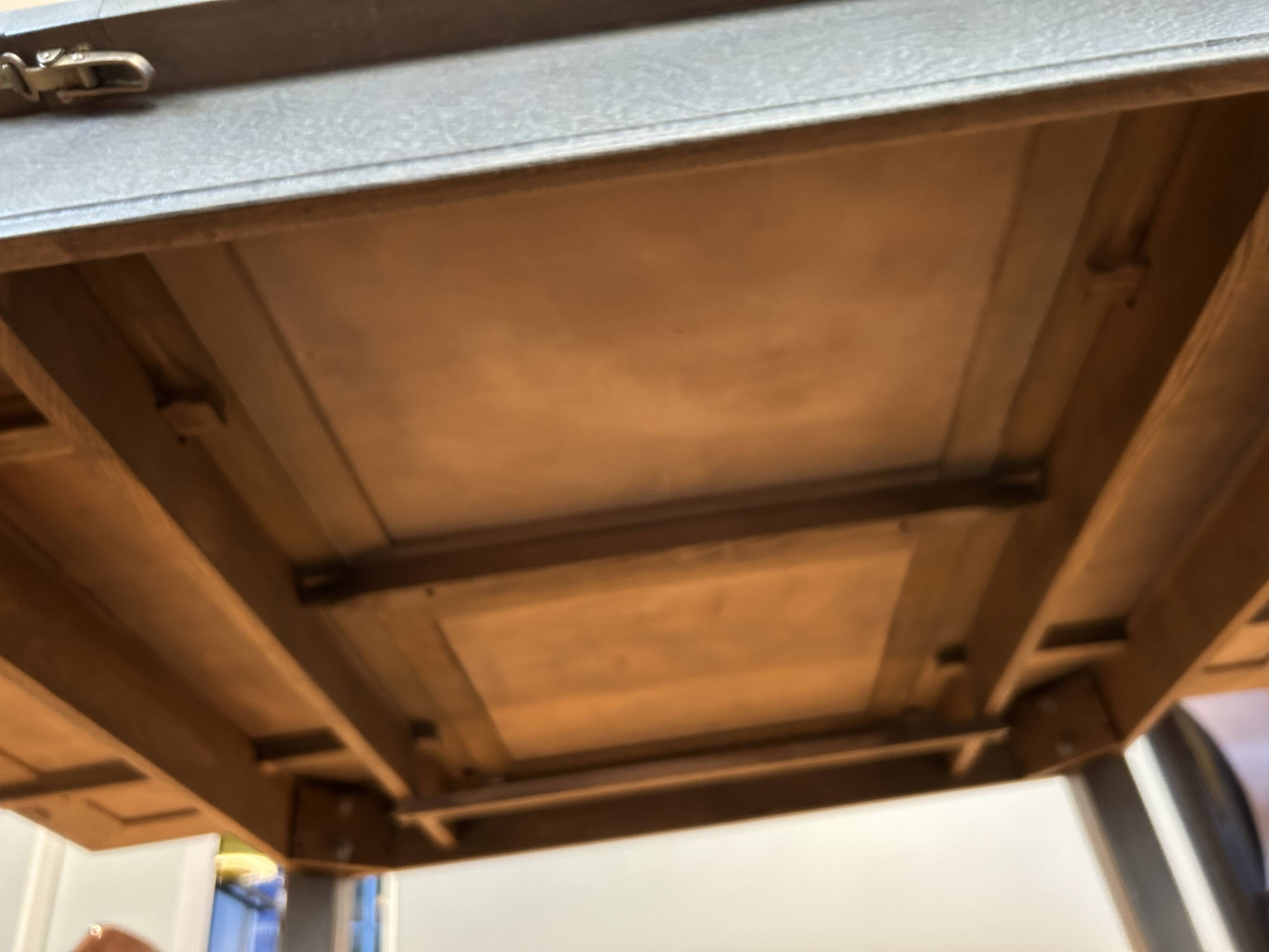 Extendable dining table