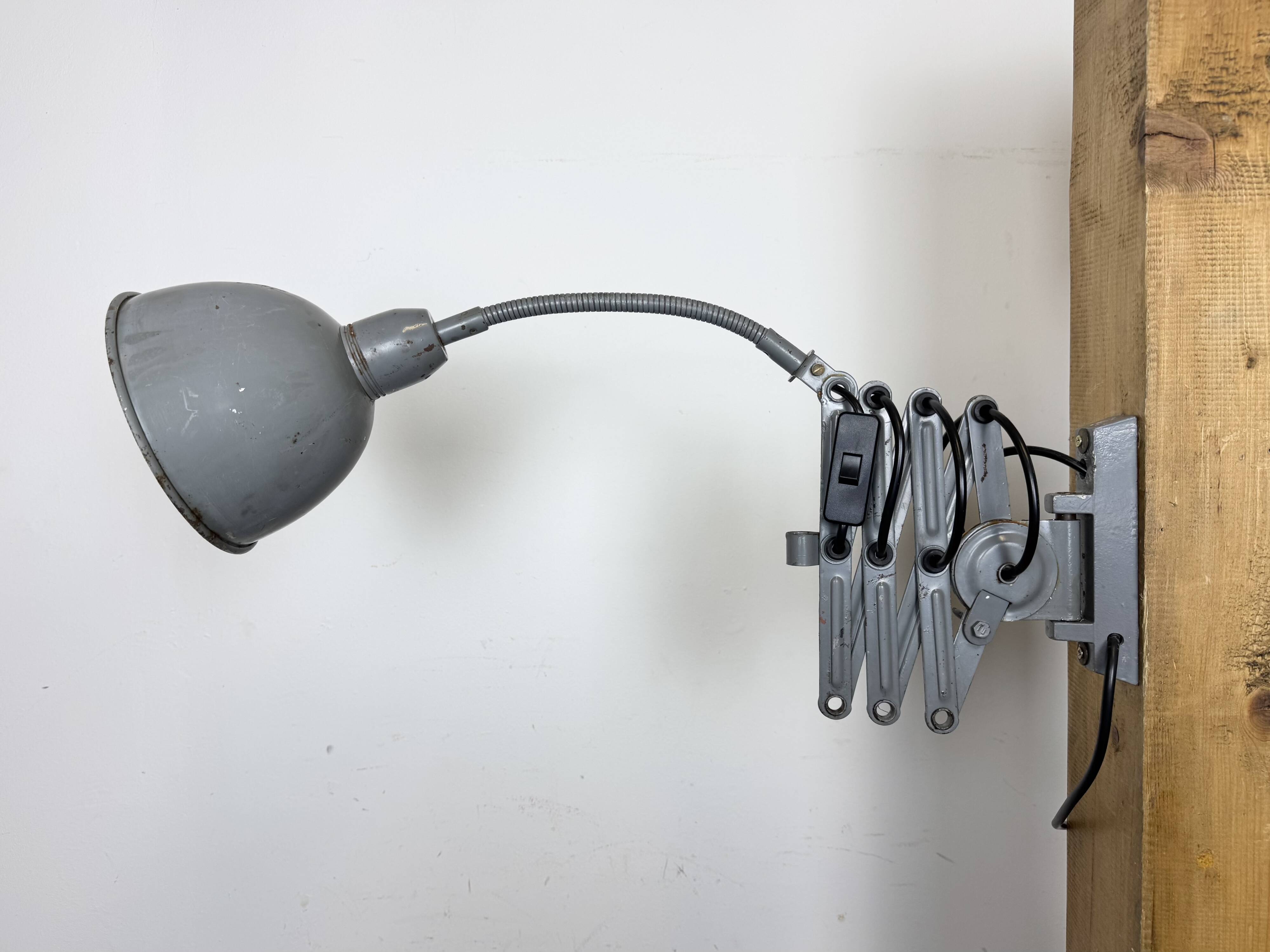 Applique murale industrielle grise en forme de ciseaux, Elektroinstala, années 1960