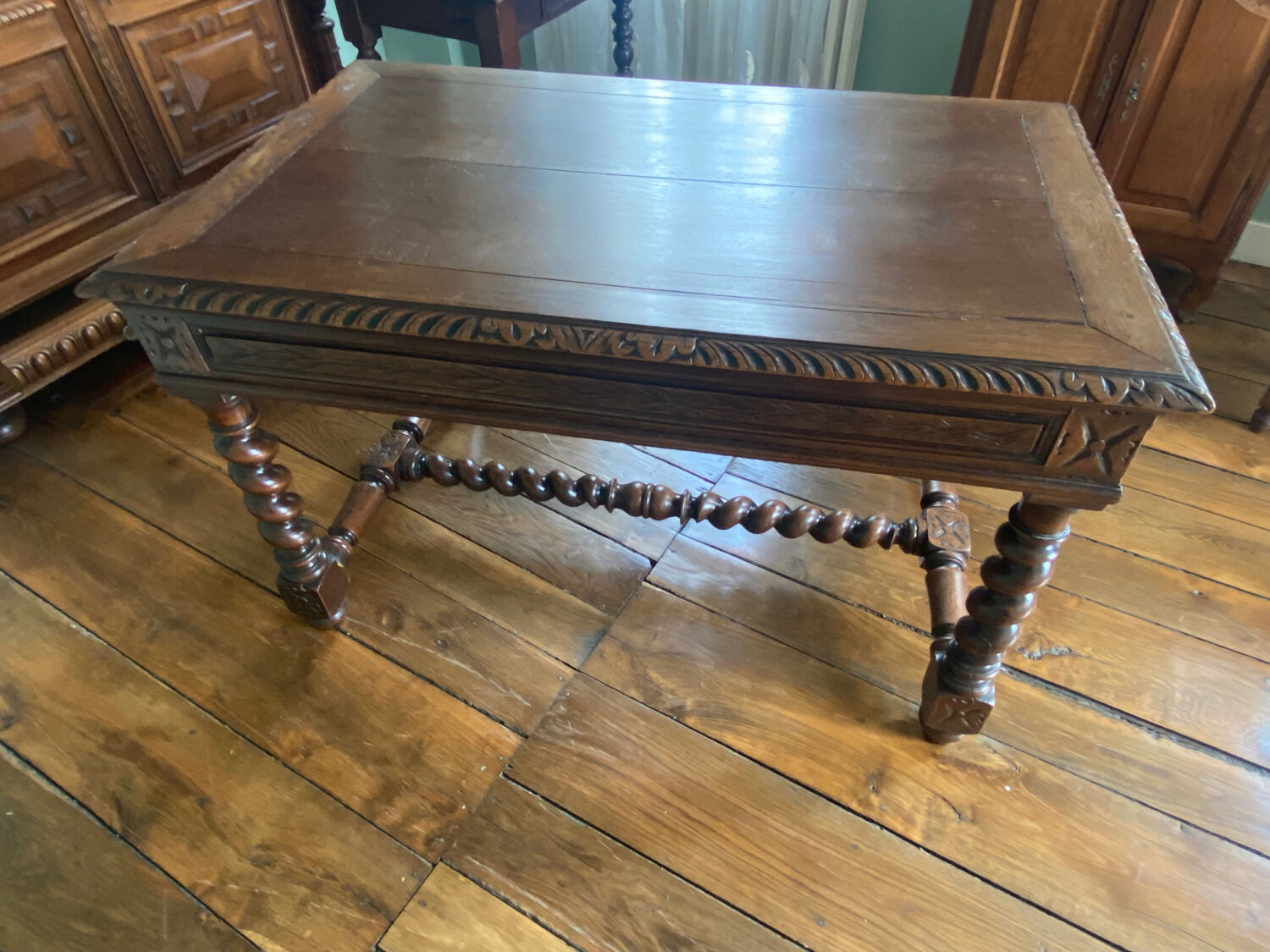 Desk Louis XIII High Period-style table carved