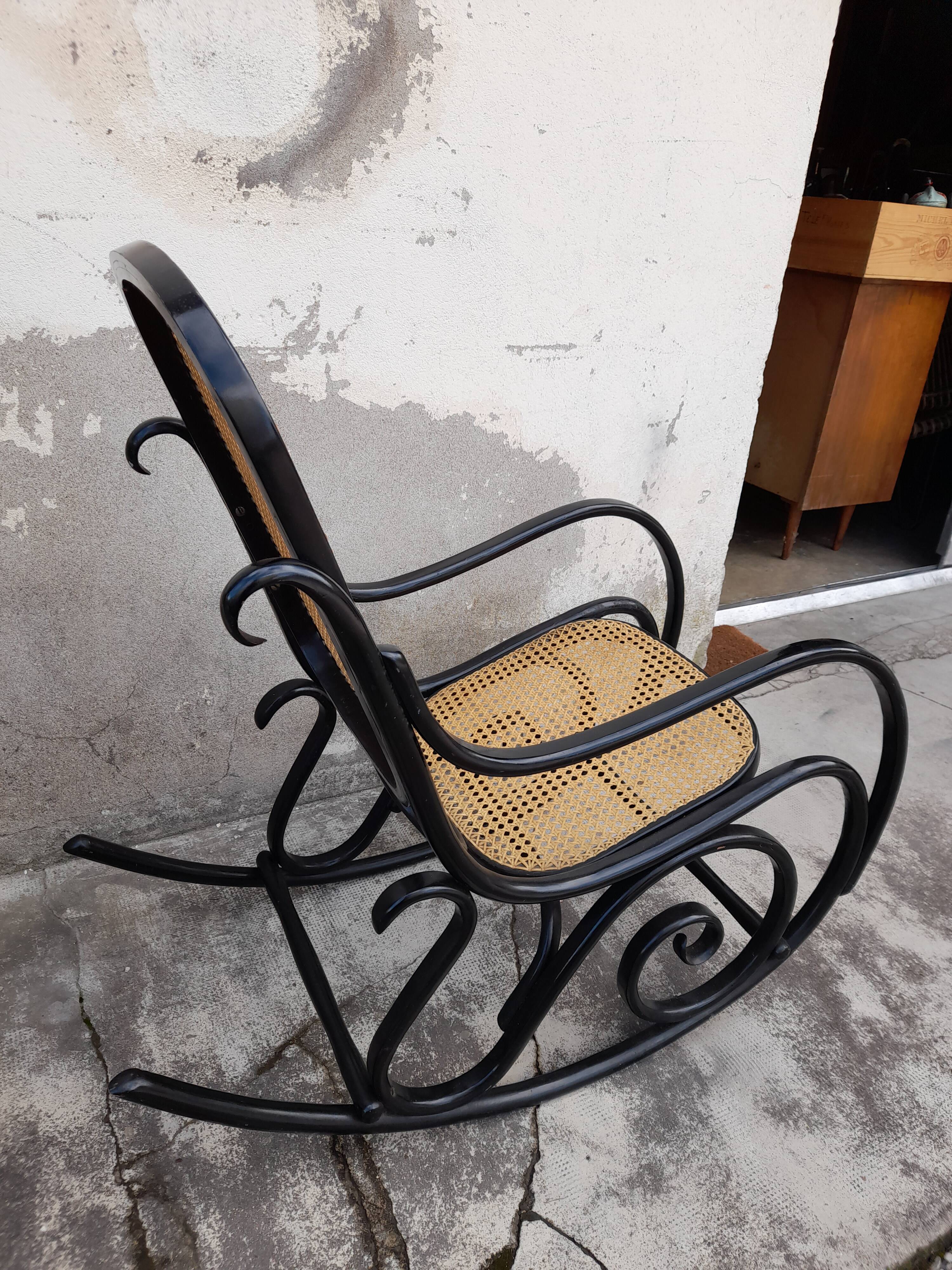 Rocking-chair noir canné bois courbé 1930
