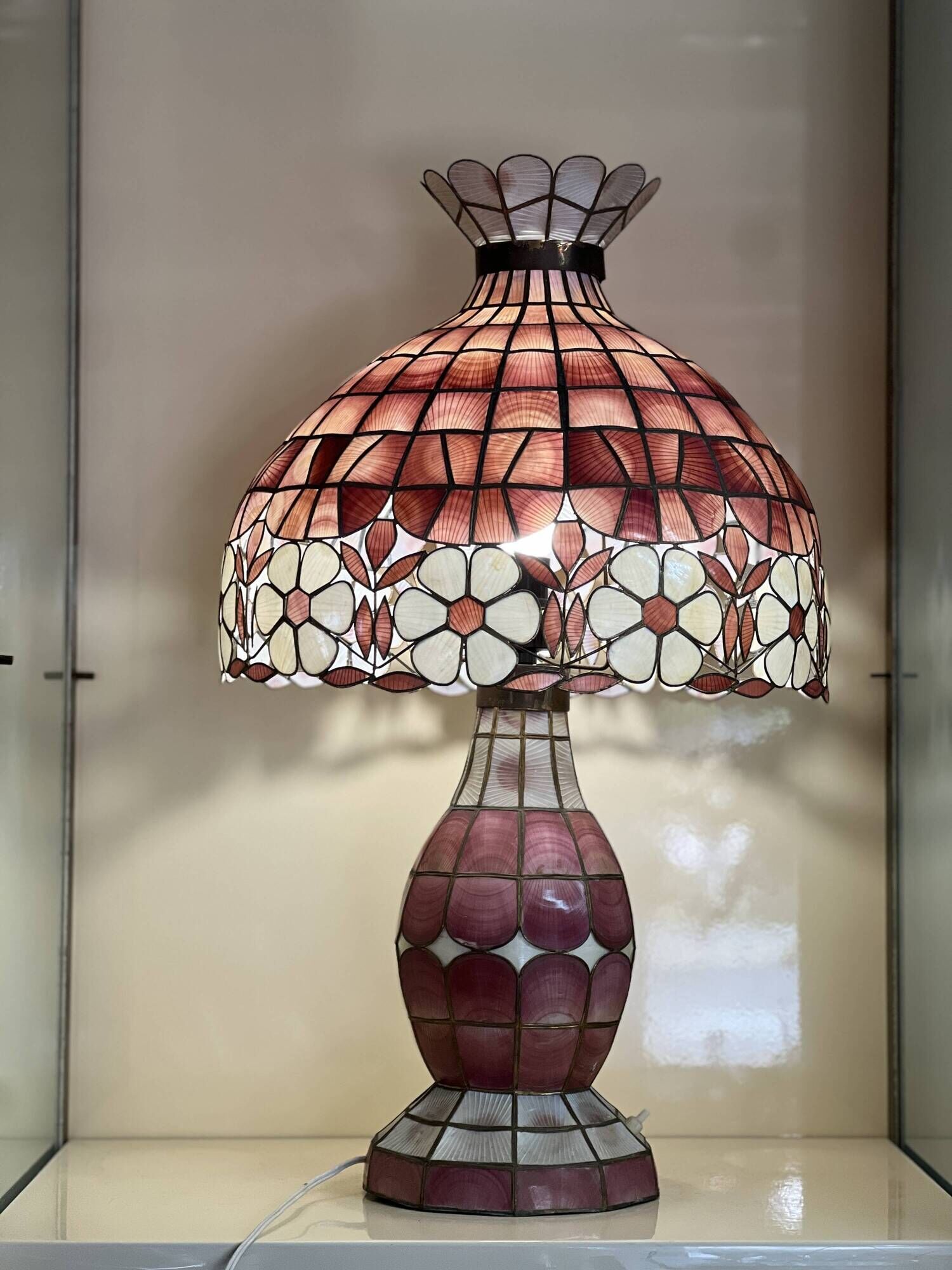 Tiffany-style lamp in mother-of-pearl.