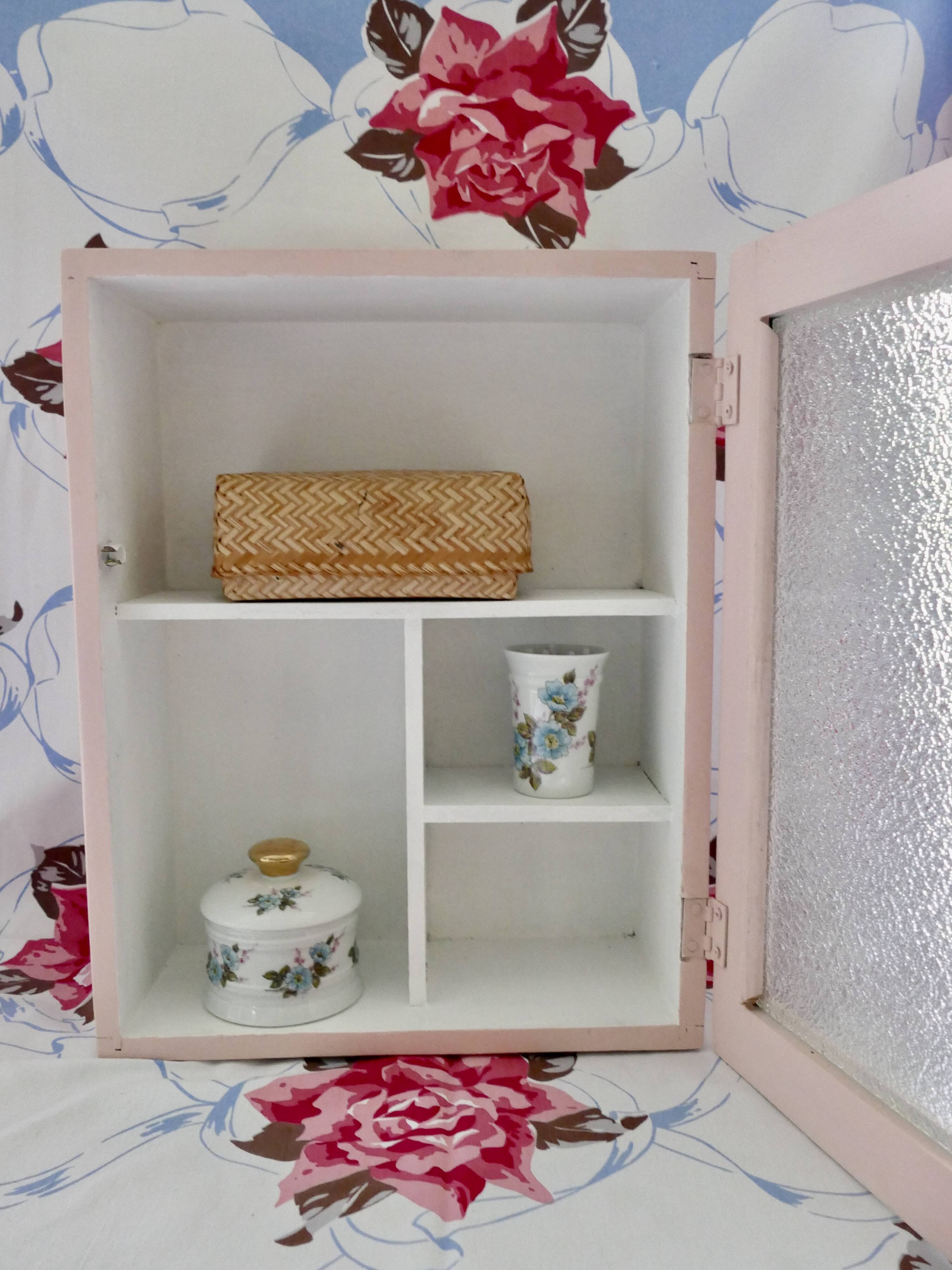Armoire à pharmacie