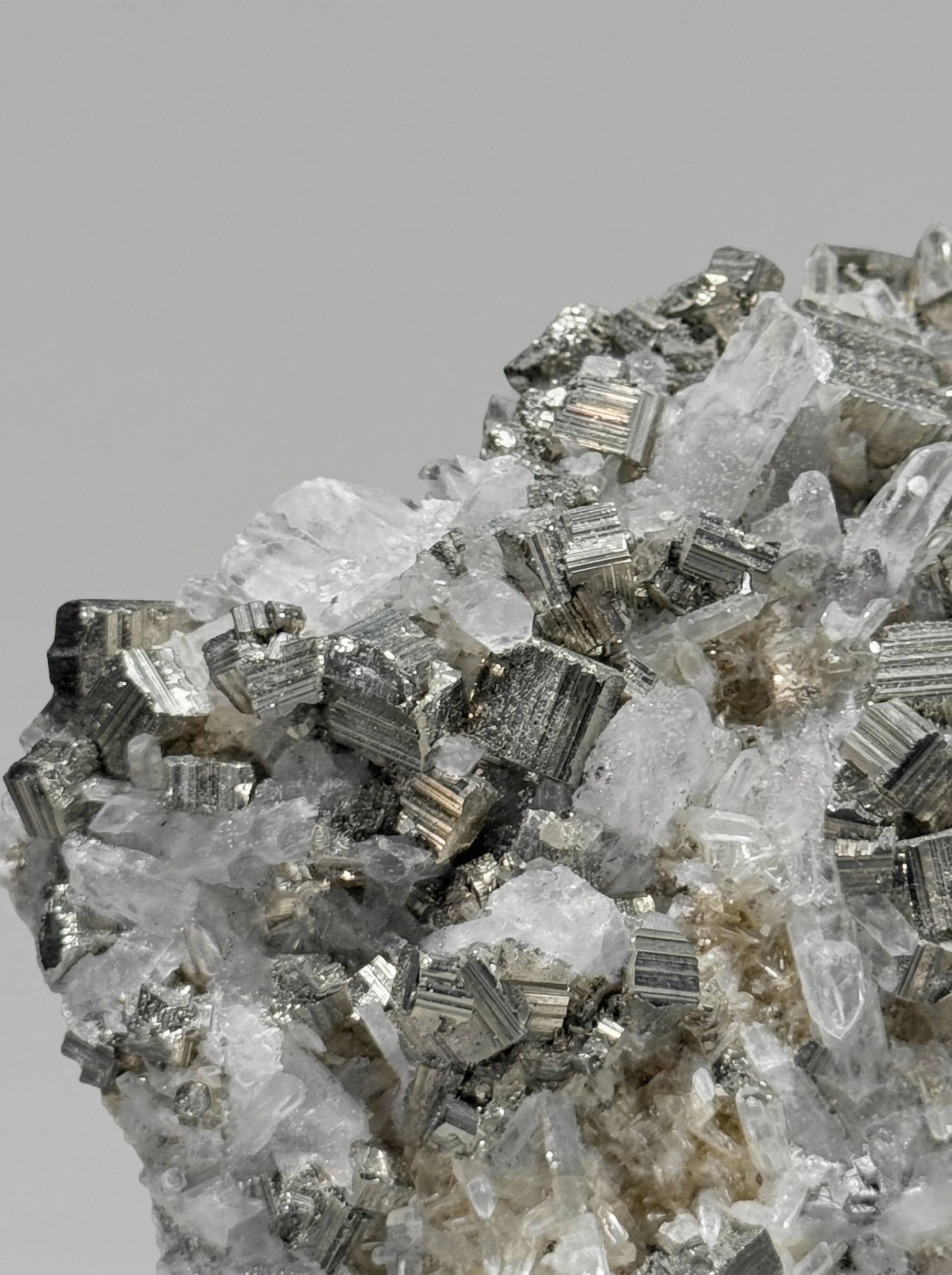 Duo pyrite & quartz cristallin — sculptures minérales sur socles