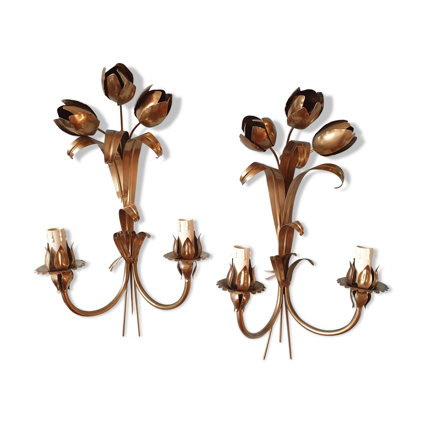 Gold sconces with floral decoration