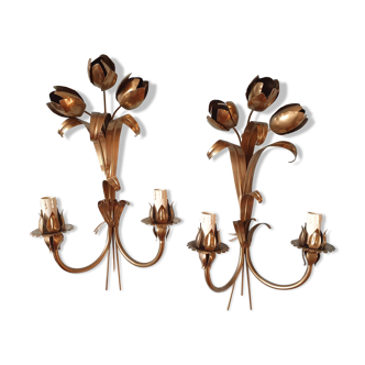 Gold sconces with floral decoration