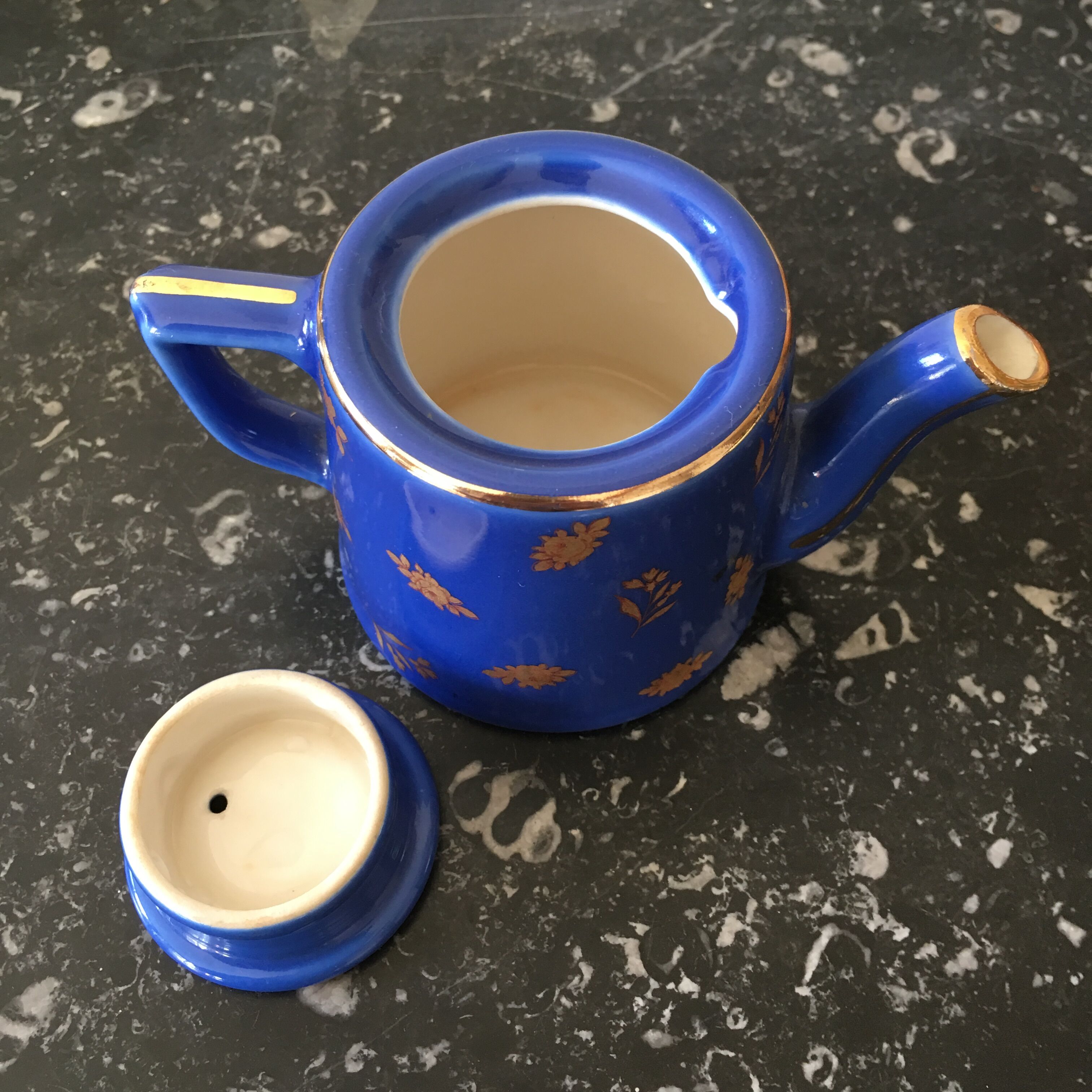 Teapot porcelain