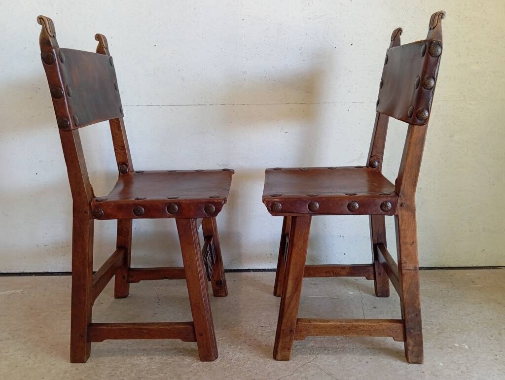 Set of 8 walnut and leather chairs from the 1950s