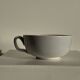 Grande tasse en faïence à liseré rose et motif de fleurs rose H7 D15