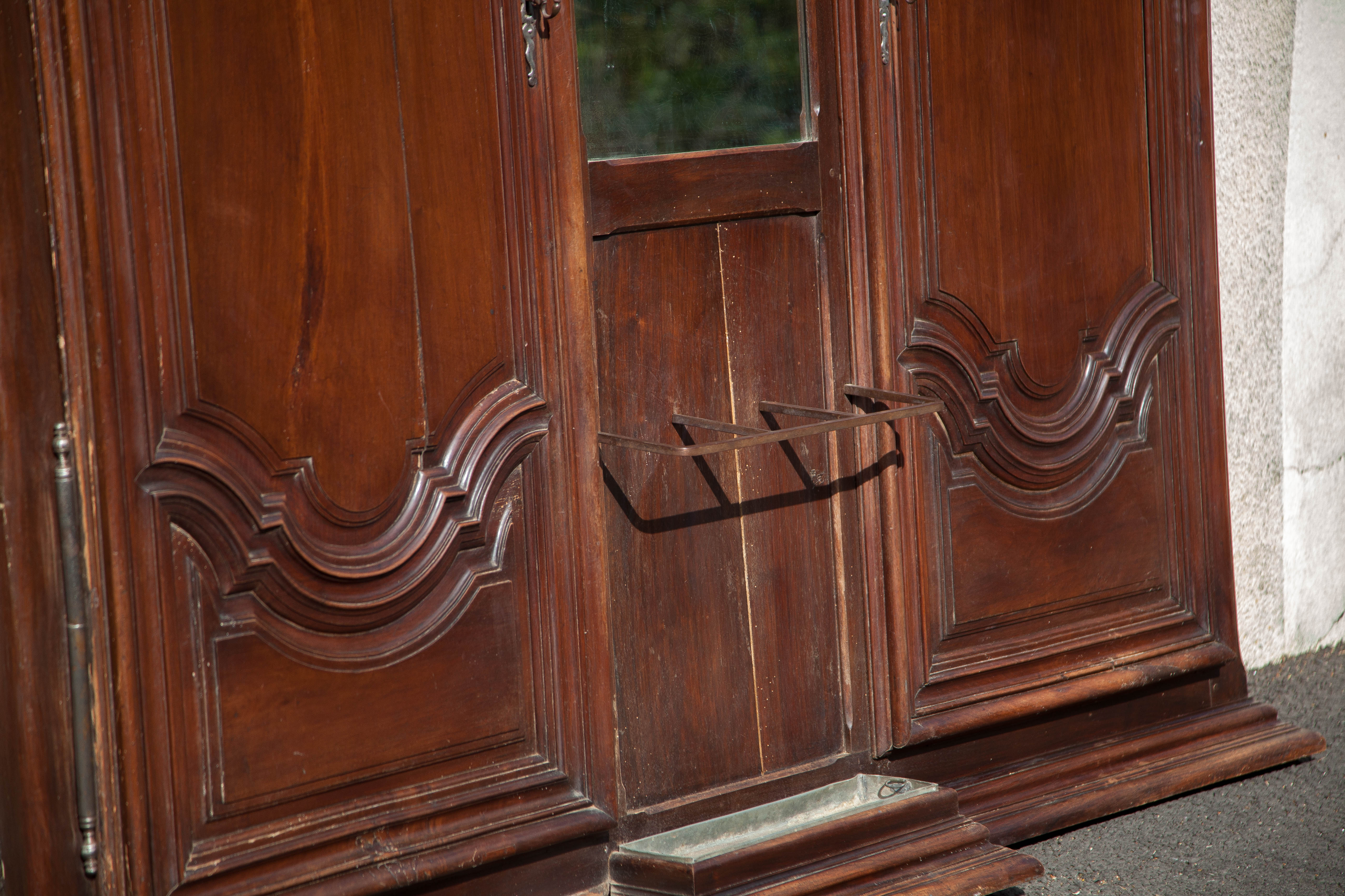 Grand vestiaire porte-manteau en bois 2 portes ancien