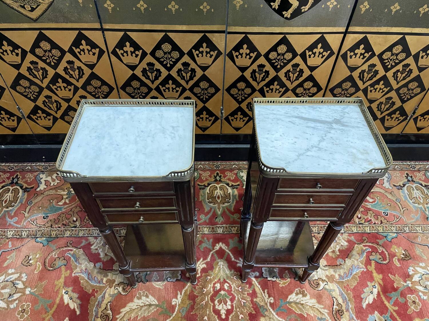Paire de tables de chevets de style Louis XVI