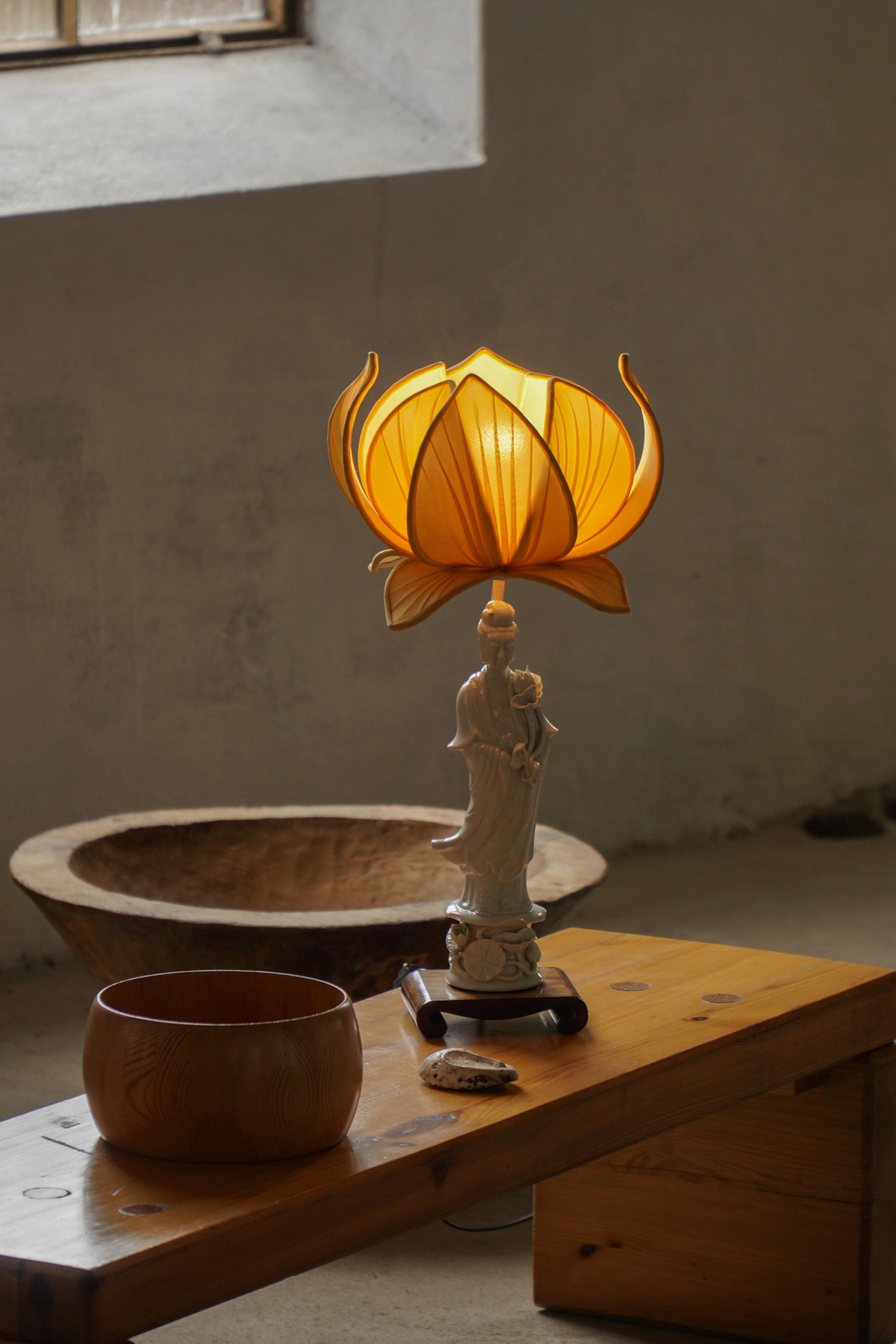 Vintage table lamp in Chinese porcelain with yellow floral shade, mid-20th century.