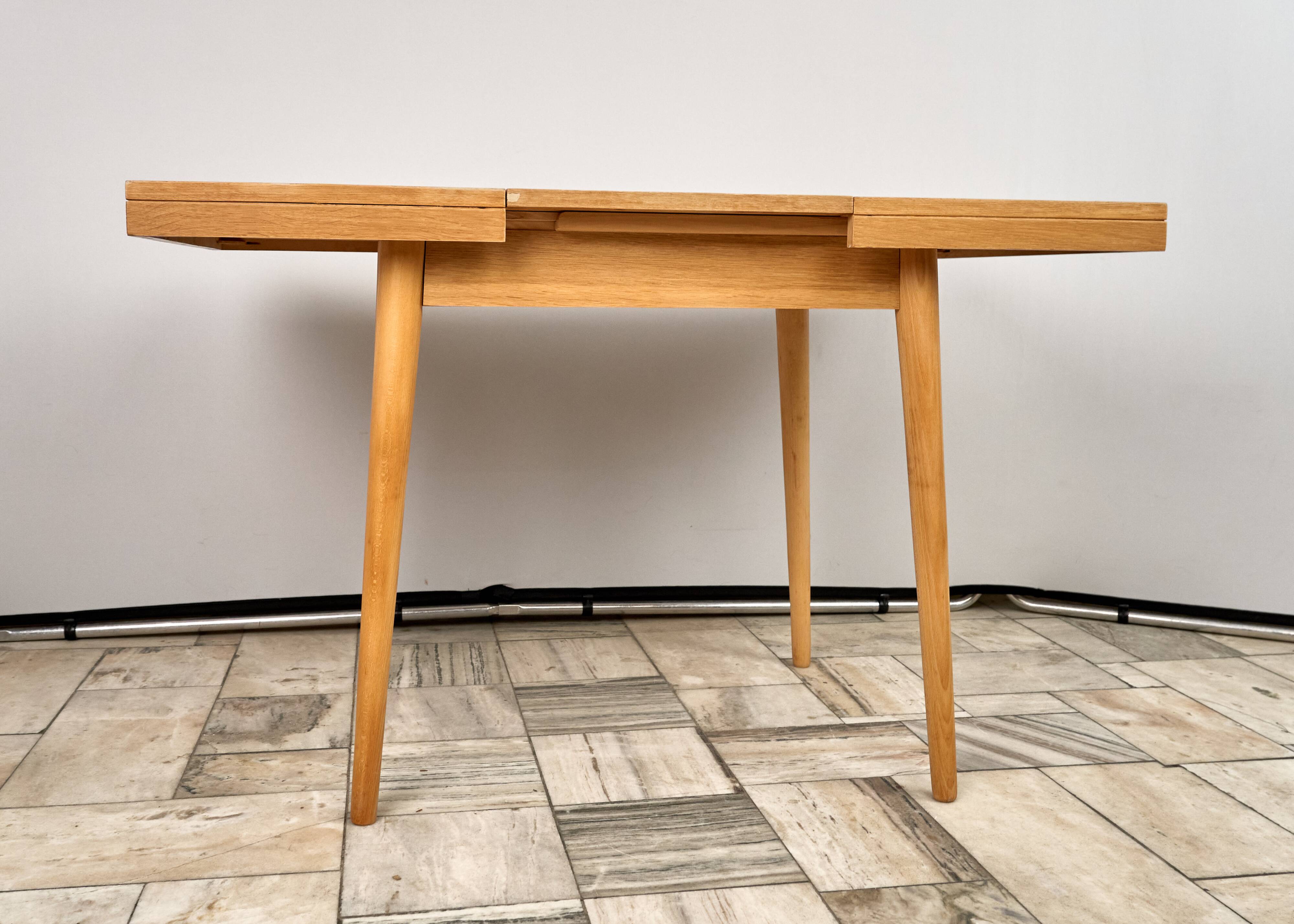 Table à manger extensible en chêne par Jitona, années 1960, Tchécoslovaquie