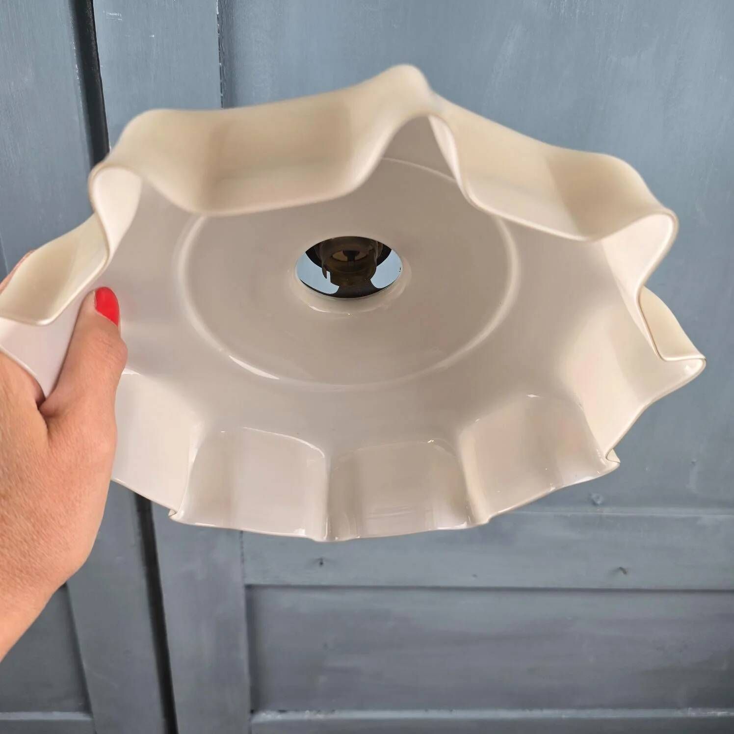 Suspension vintage en verre opalin beige – Forme drapée