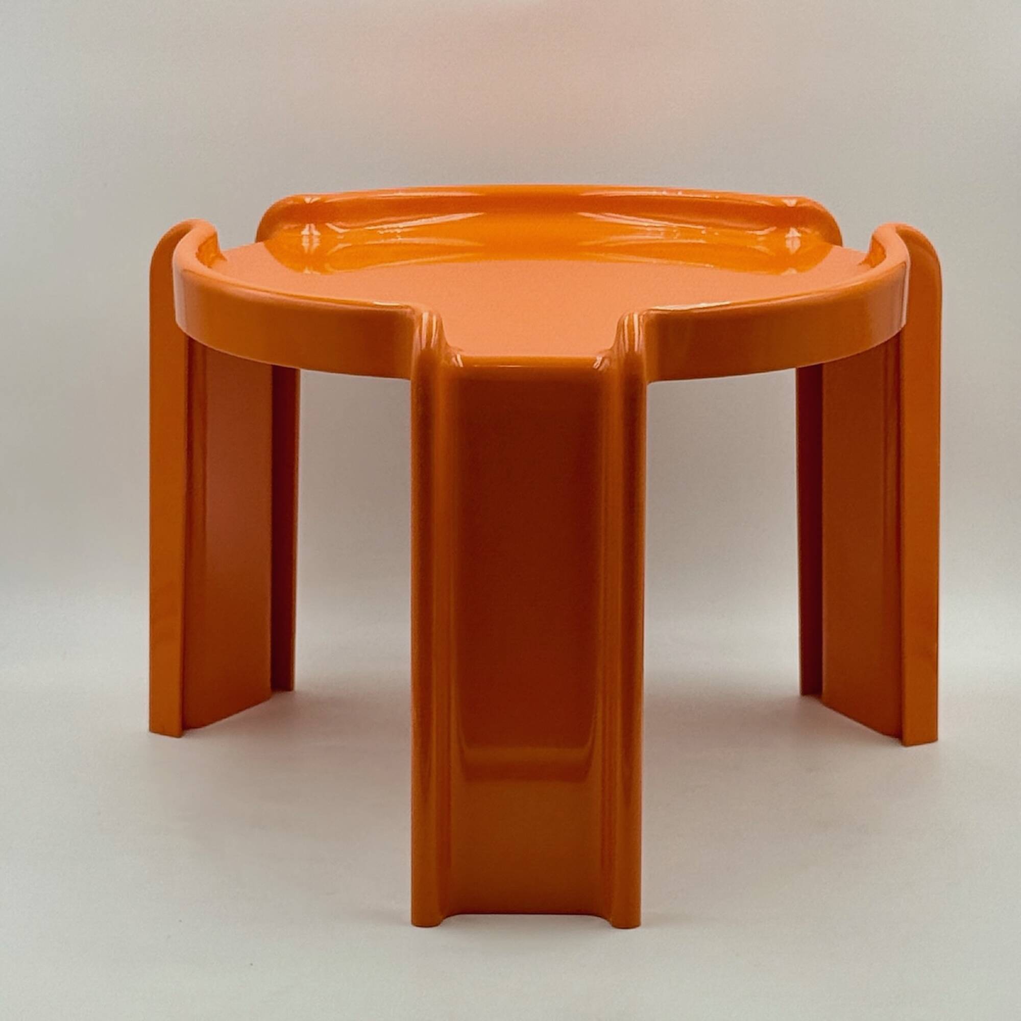 3 tables orange Giotto Stoppino pour Kartell, années 1960
