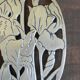 Dessous de plat en laiton cuivre jaune France années 20 / Art Nouveau / Iris