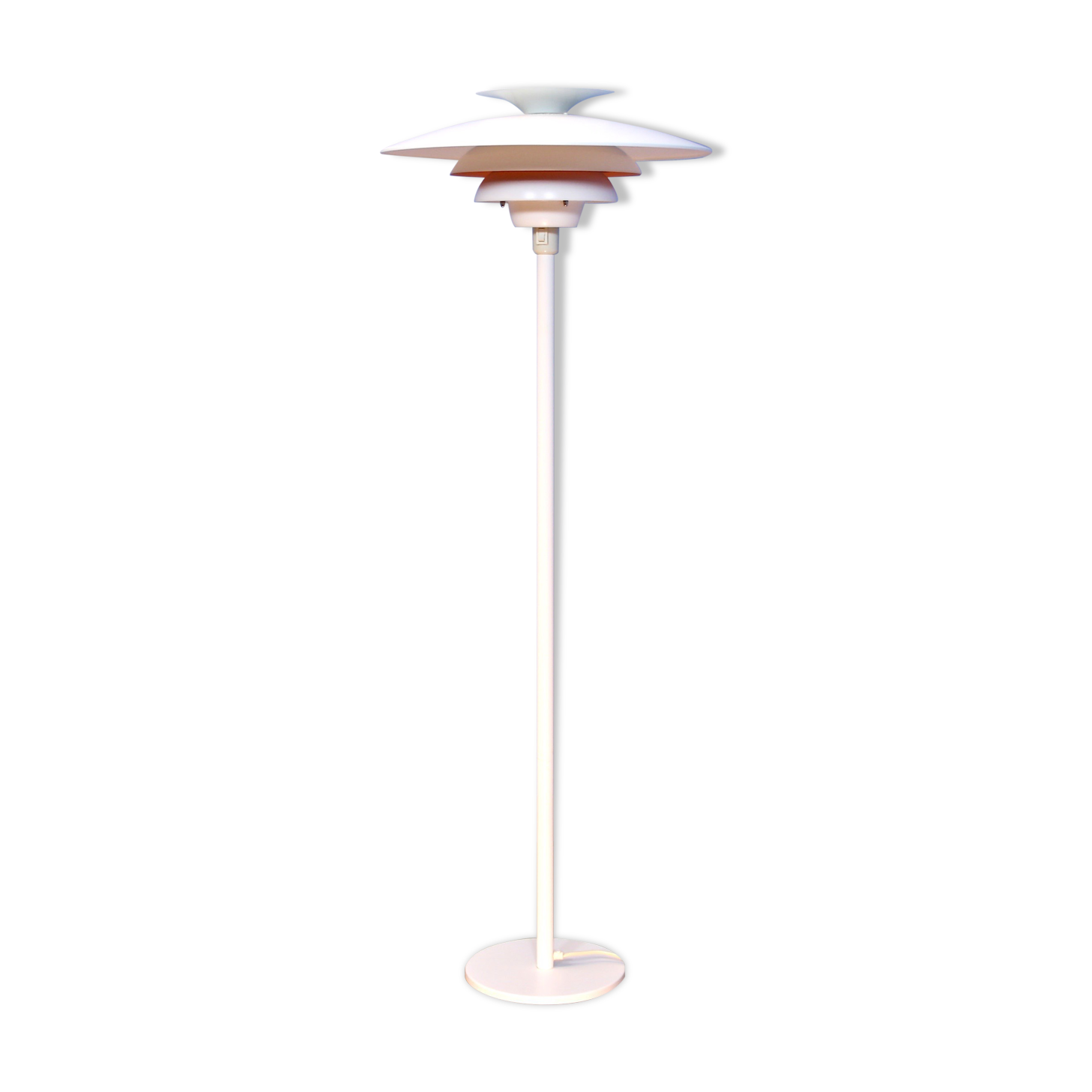 Lampadaire danois en blanc avec accent orange par Jeka Metaltryk, 1970s