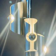 Lampe design en métal avec quatre ampoules argentées