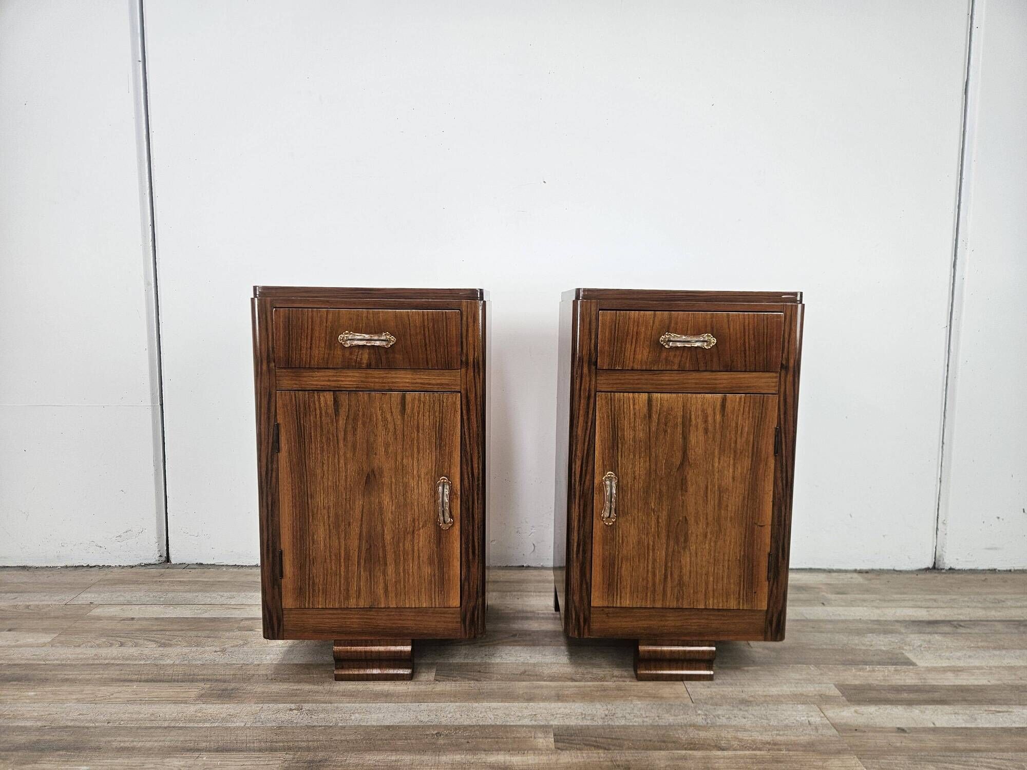 Pair of Art Decò walnut nightstands, 1940