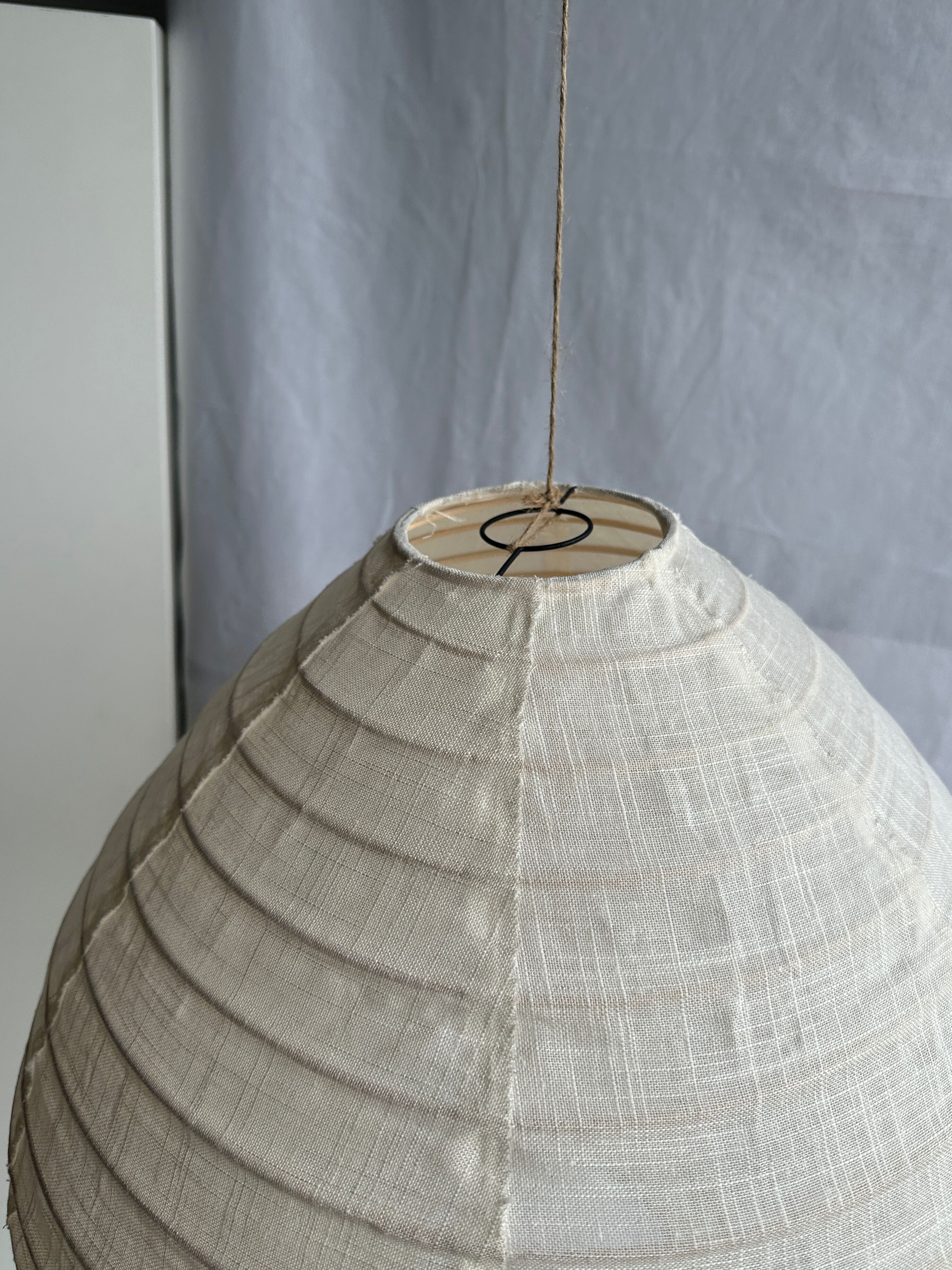 Suspension in rattan and natural japanese linen in the shape of a drop