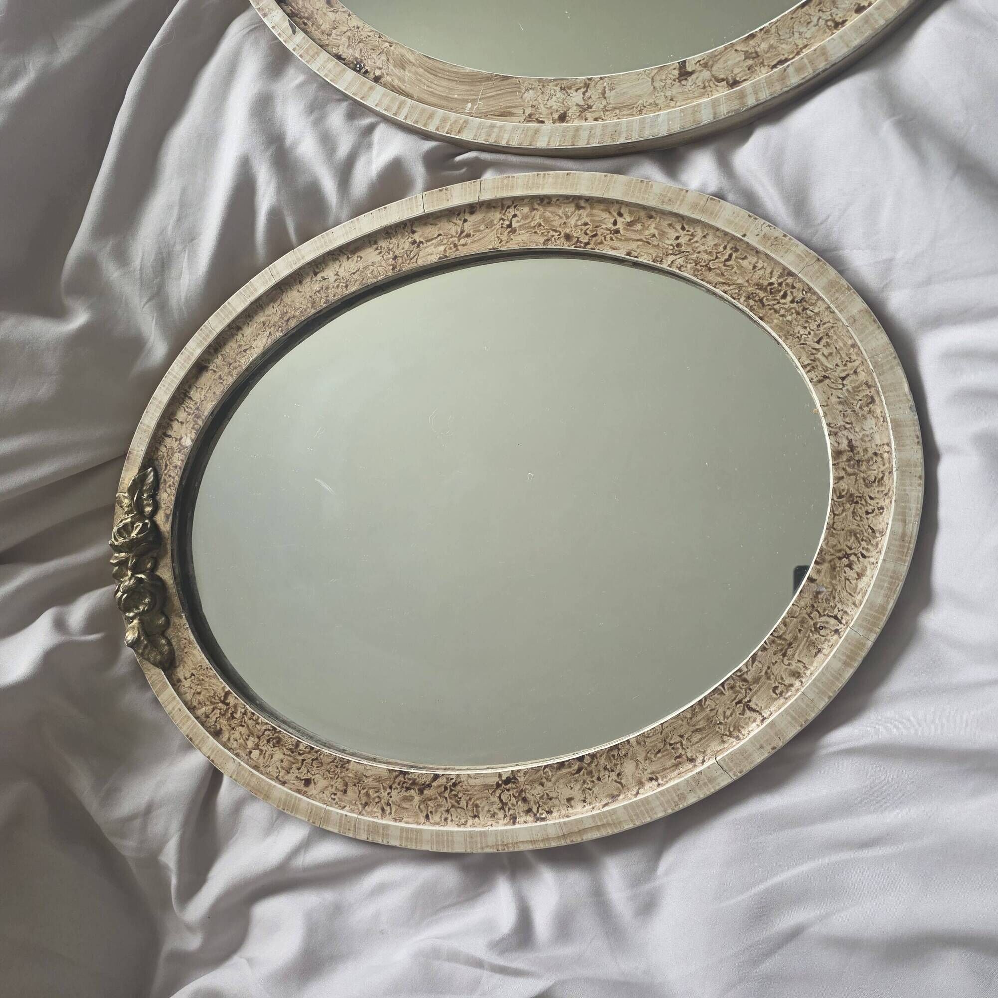 paire de miroirs ovales anciens