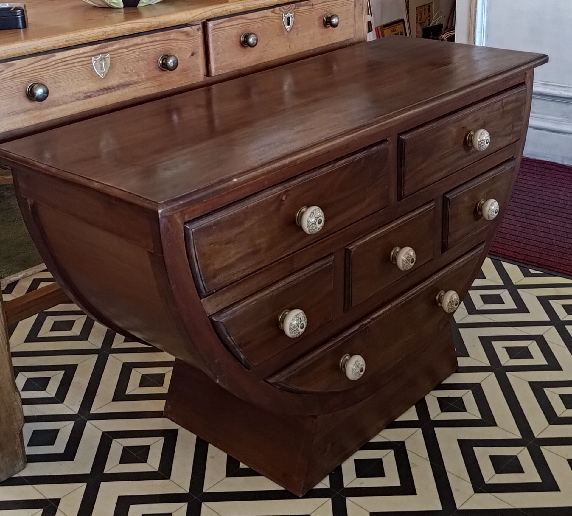 Half-moon commode