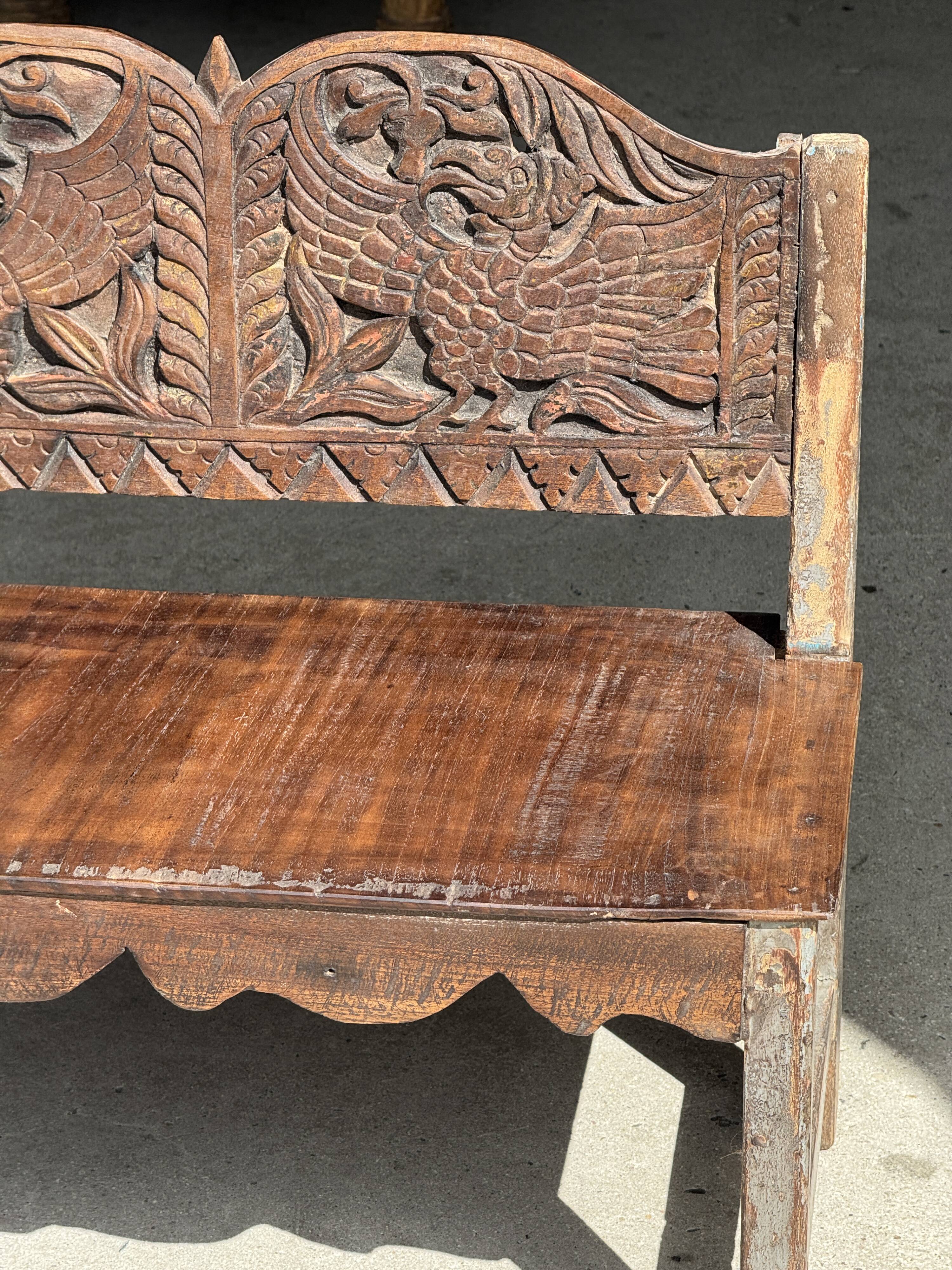 Mini banc à dossier sculpté à motif d'oiseaux stylisés H58 L61