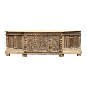 Grand Renaissance buffet in oak