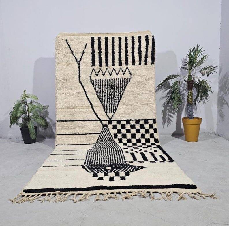 Handmade pure wool rug in black and white, size 150 x 250 cm.