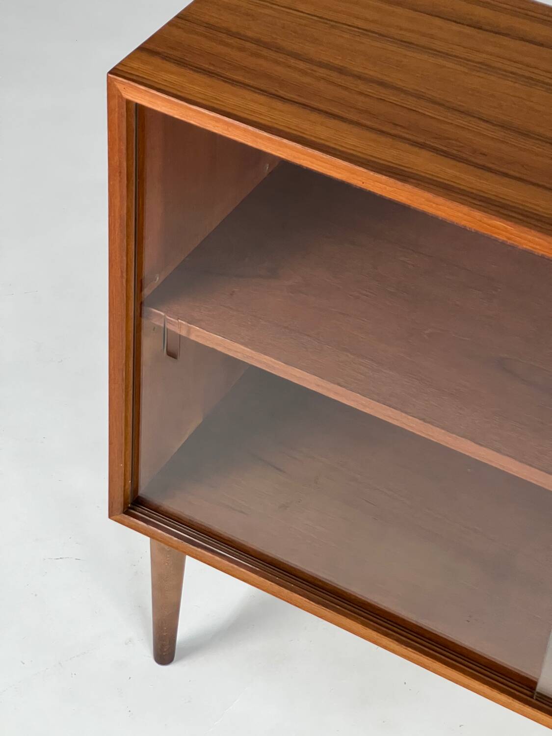 Bibliothèque, buffet vitré en teck, années 60