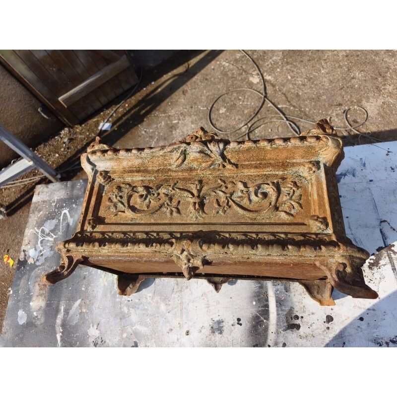 Cast iron planter from 1900 by the Charleville-Mézières establishments.