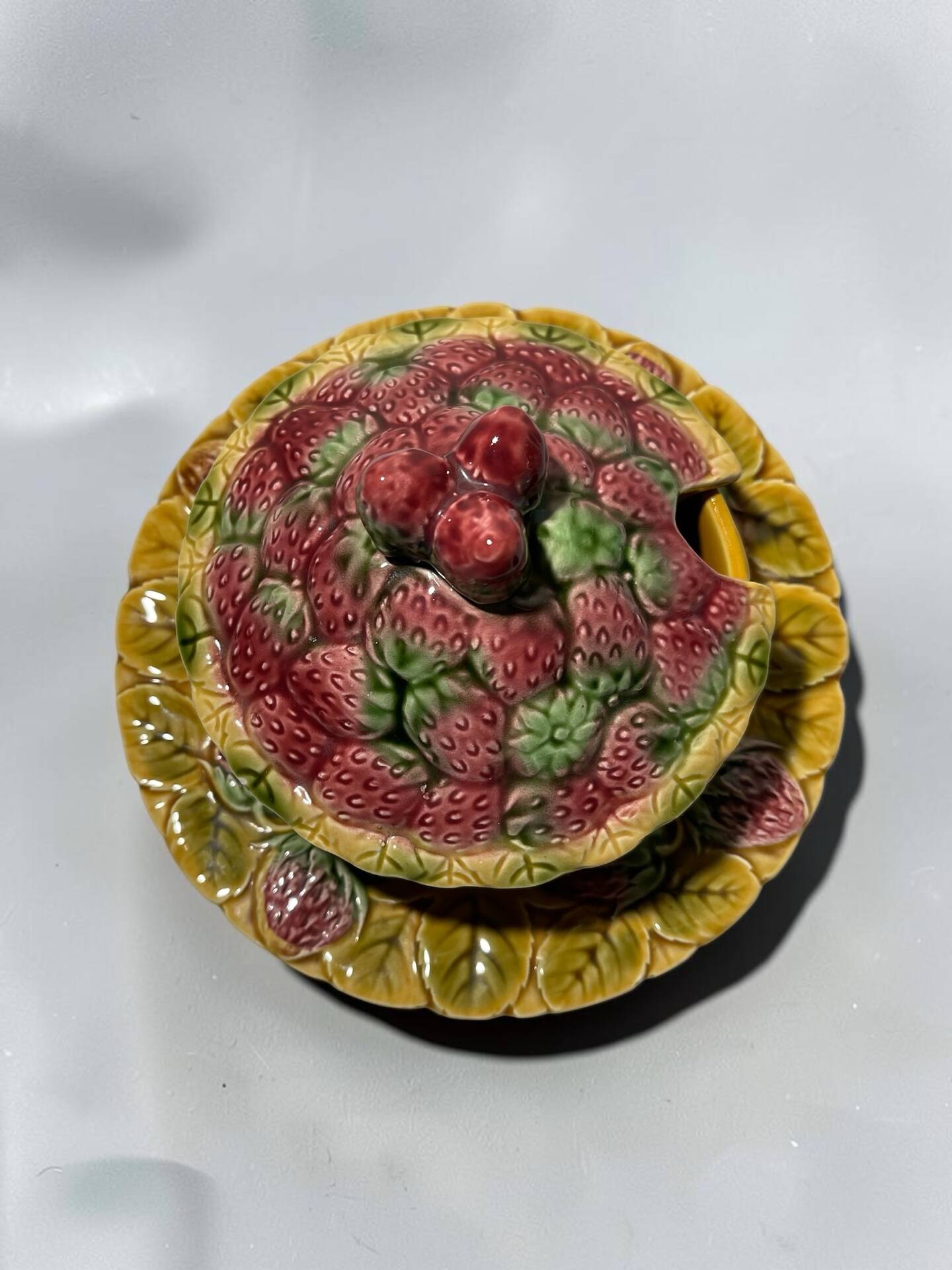Confiturier vintage Sarreguemines en barbotine – Décor fraises – Ensem