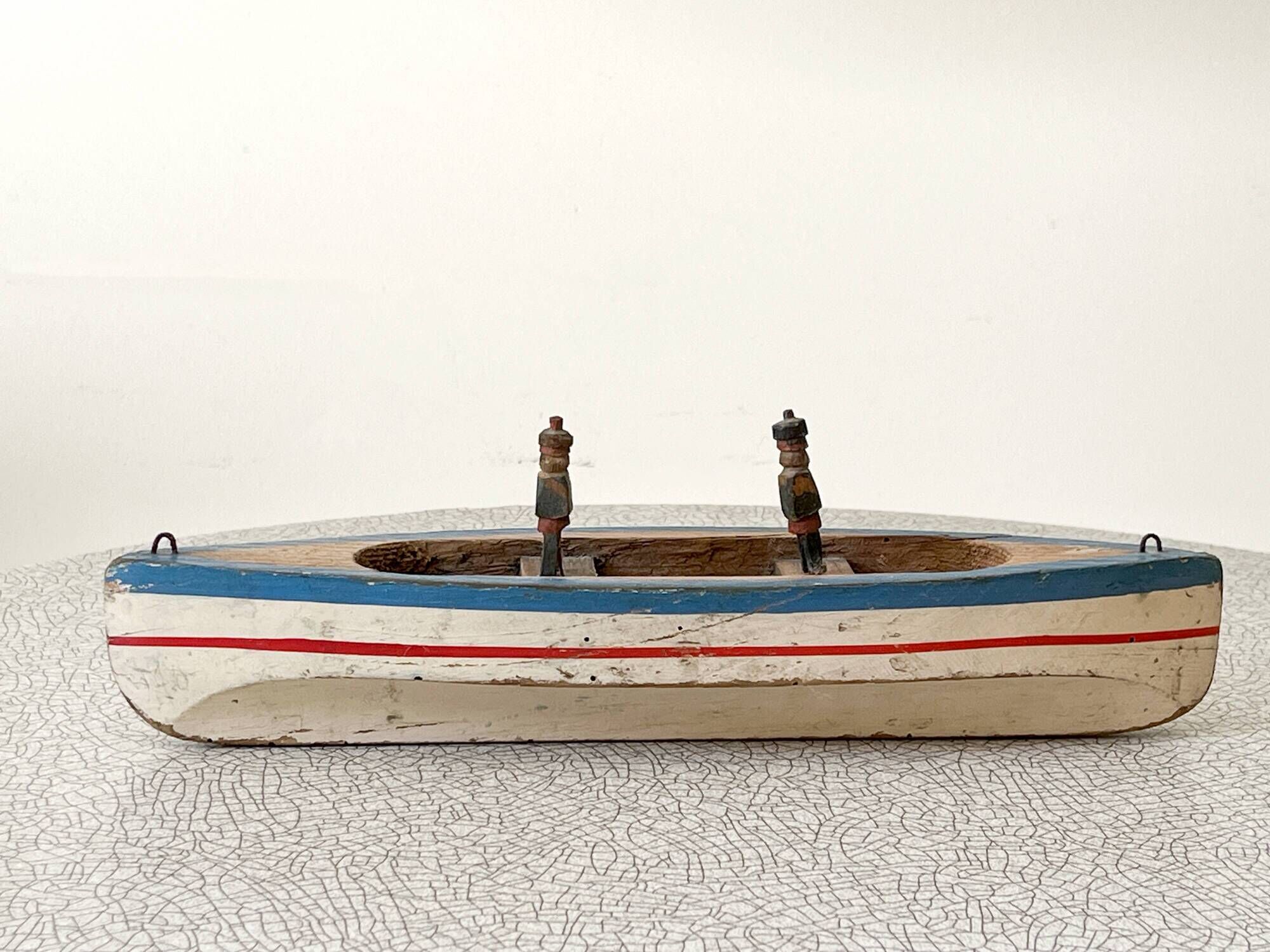 Wooden basin barque from the brand Giraud Sauveur with 2 sailors.
