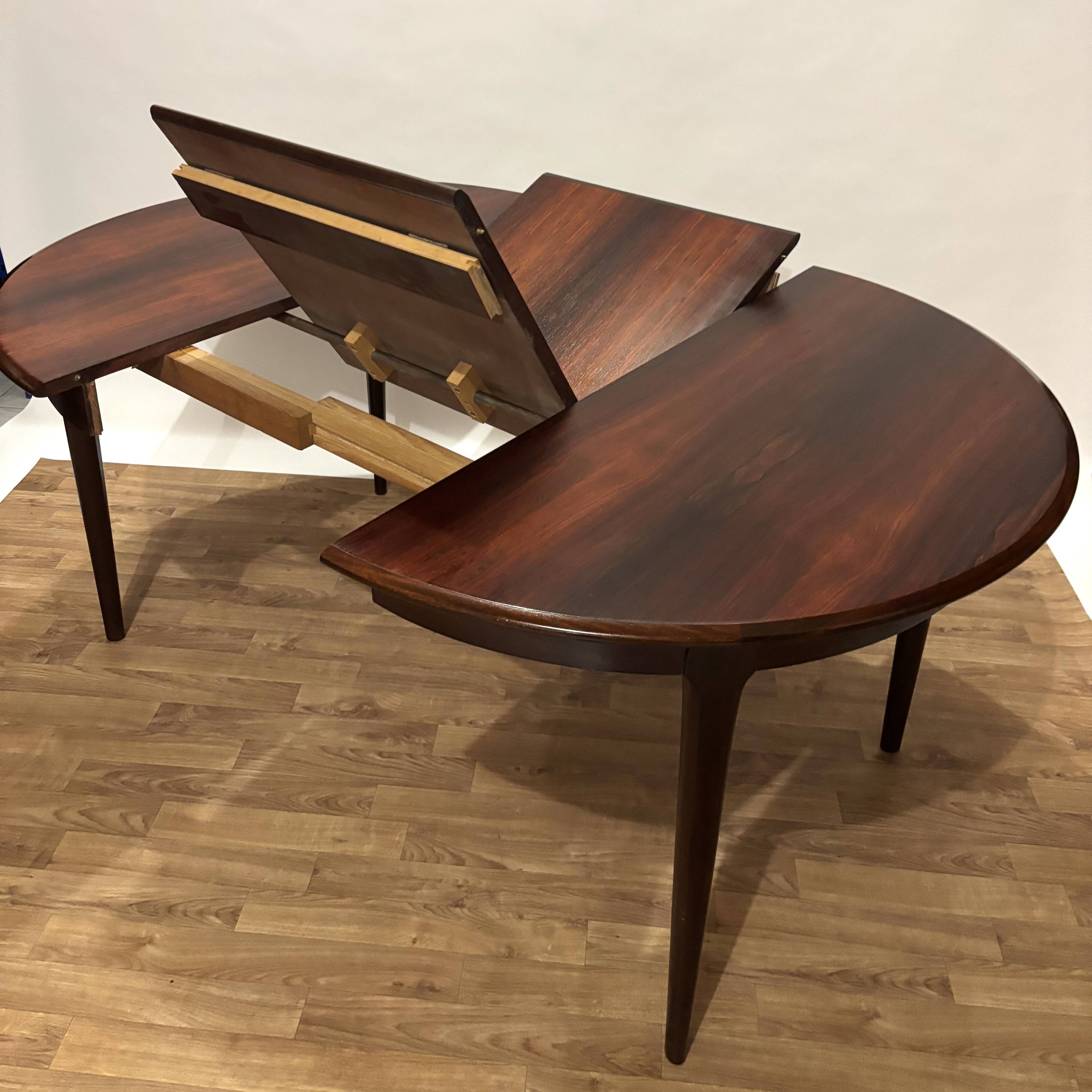 Extendable dining table in Rio rosewood.
