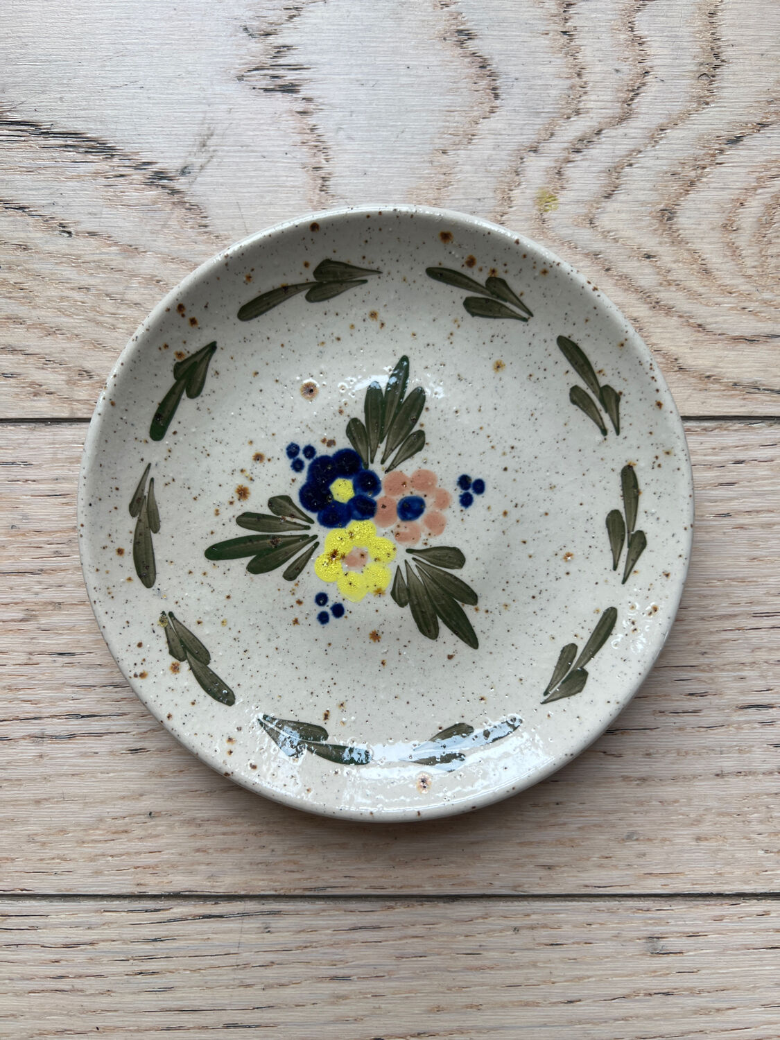 Duo hand-painted beige plates