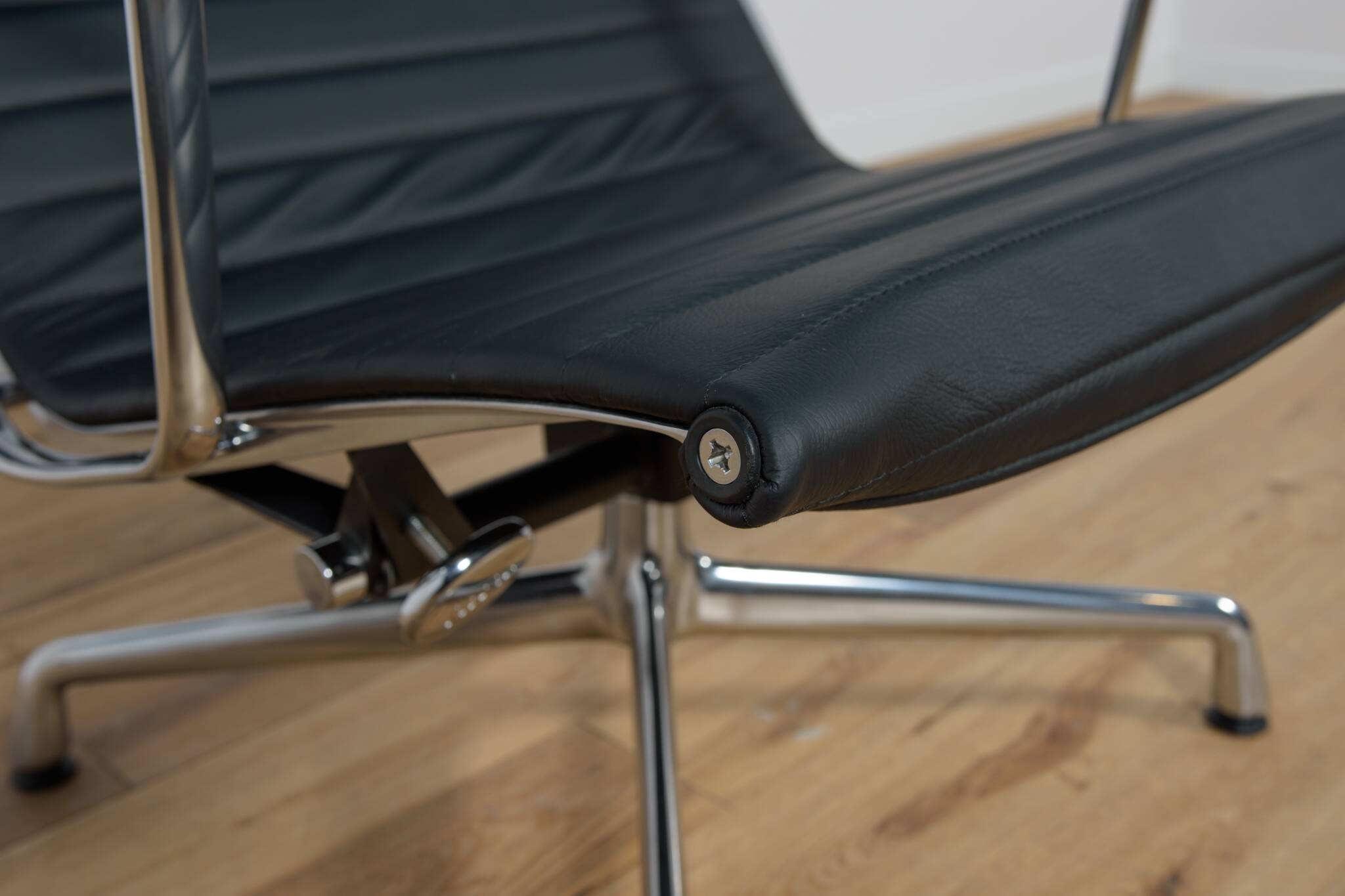 Eames Alu Group EA124 & EA125 Lounge Chair & Ottoman by Charles & Ray Eames for Vitra, 1980s.