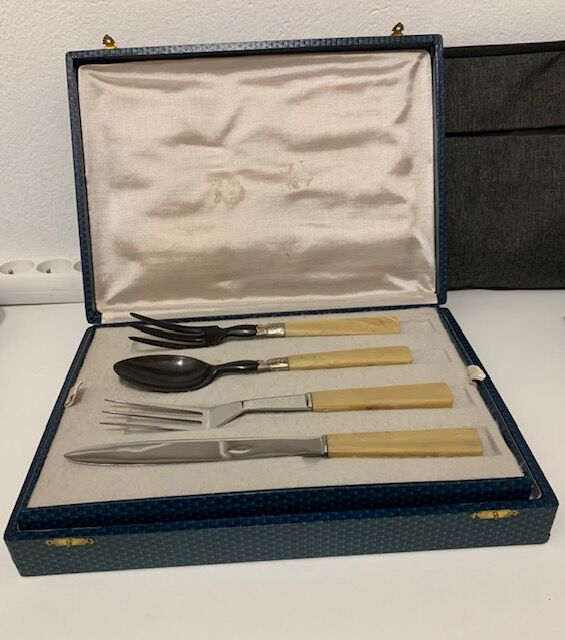 Housewife of 26 stainless steel and bakelite table cutlery