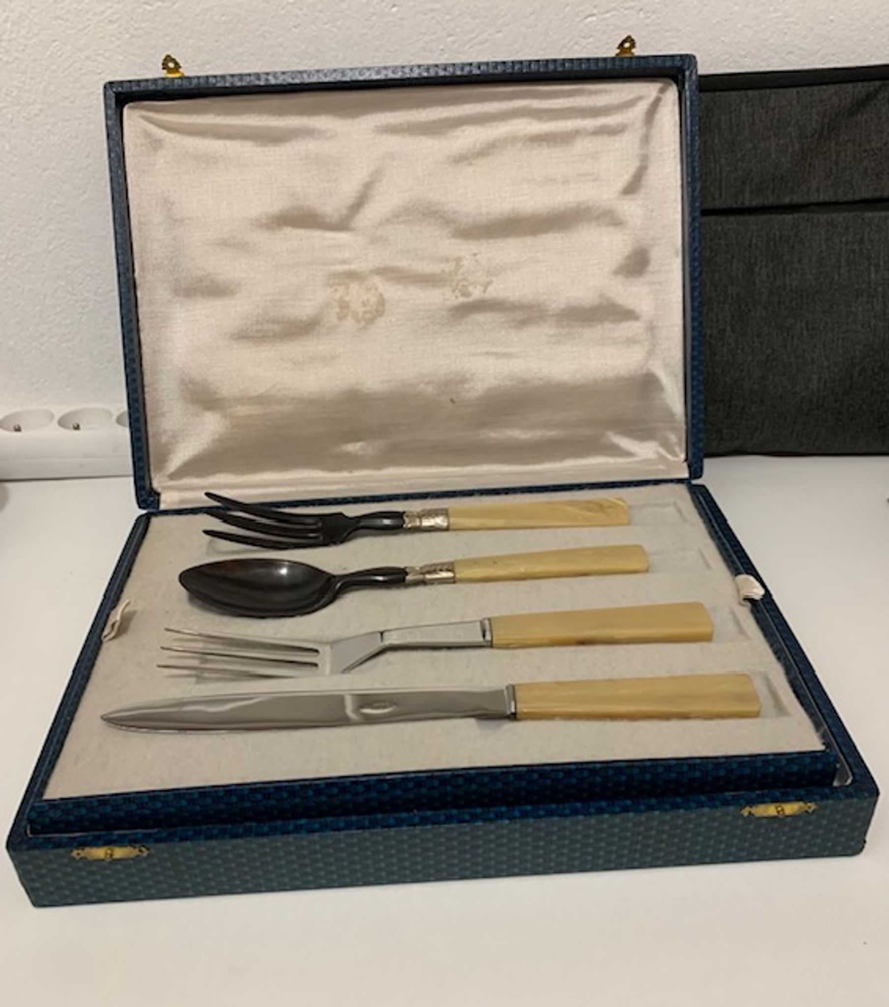 Ménagère de 26 couverts de table en inox et bakélite