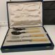 Ménagère de 26 couverts de table en inox et bakélite
