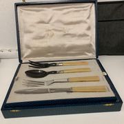 Ménagère de 26 couverts de table en inox et bakélite
