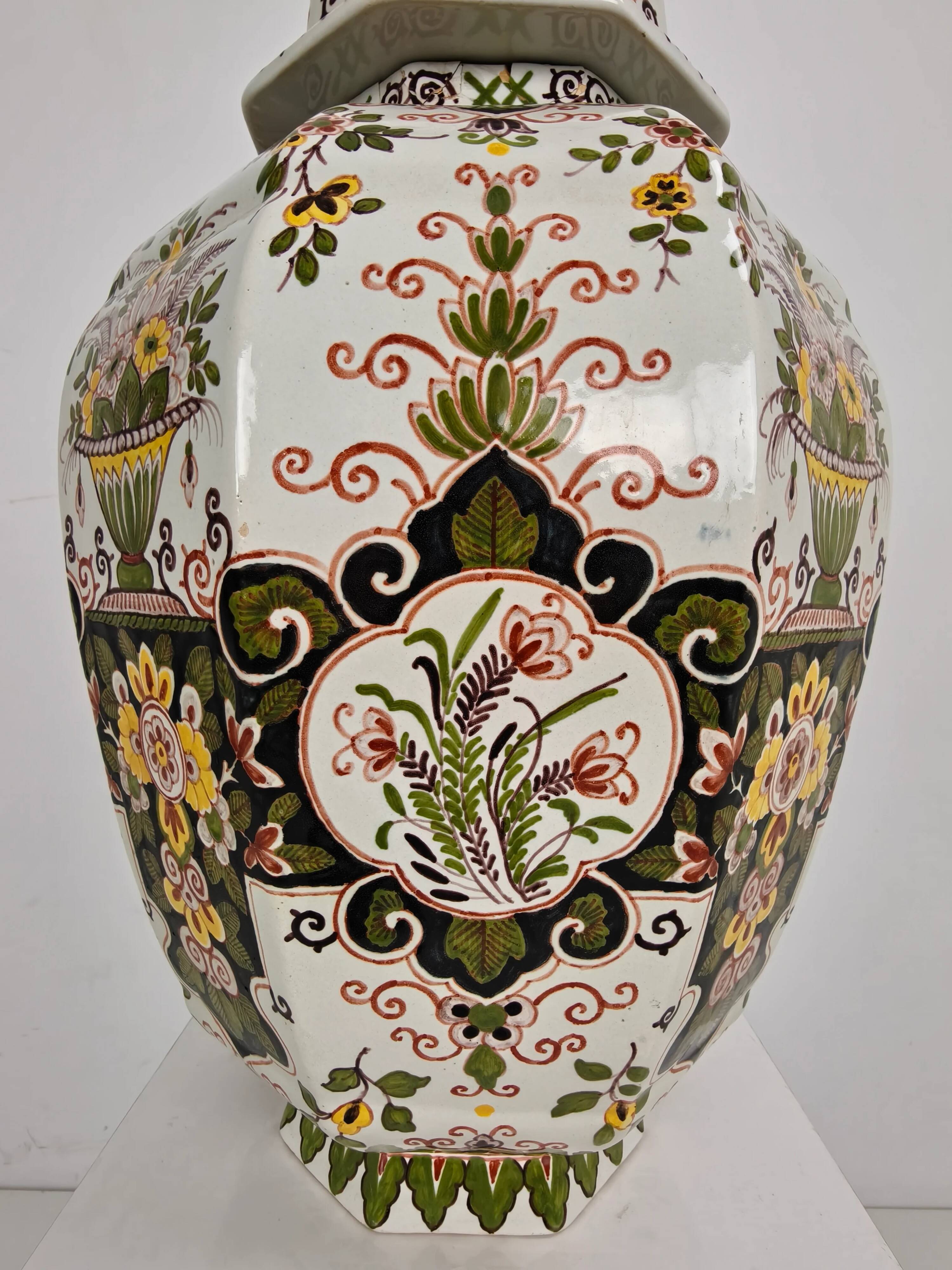 Makkum Tichelaar lidded pot, hand-painted porcelain – Dutch